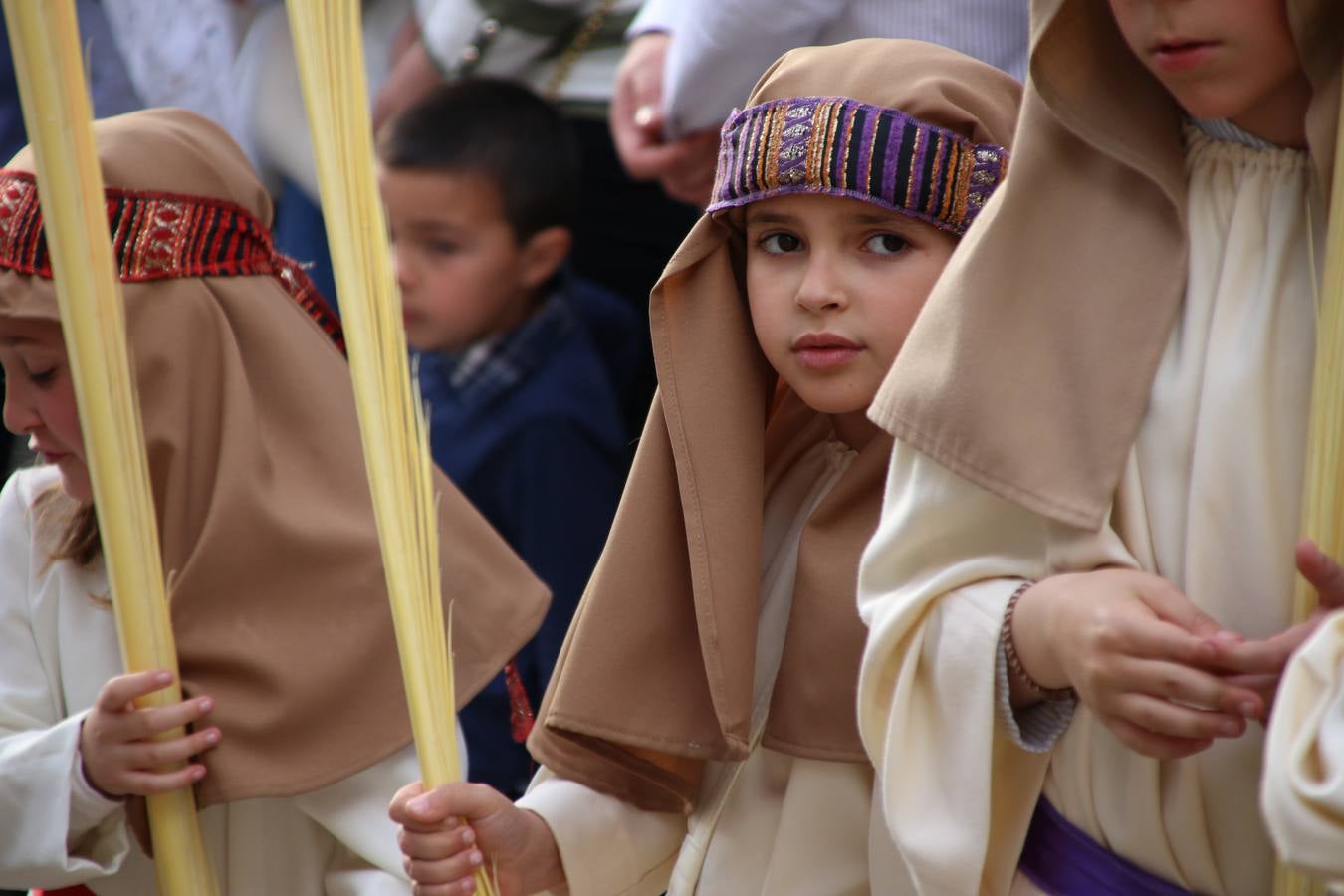 Jerez de los Caballeros vivió, ayer, sus primeros pálpitos de alegría y emoción al paso de 'La Borriquita' y 'Nuestra Señora del Rosario'. La Cofradía de 'Santo Domingo de Guzmán y Nuestra Señora del Rosario' fue la encargada de abrir los desfiles procesionales de la Semana de Pasión jerezana, convirtiéndose, así, en la primera cofradía en aunar fervor y devoción por las calles del municipio.
