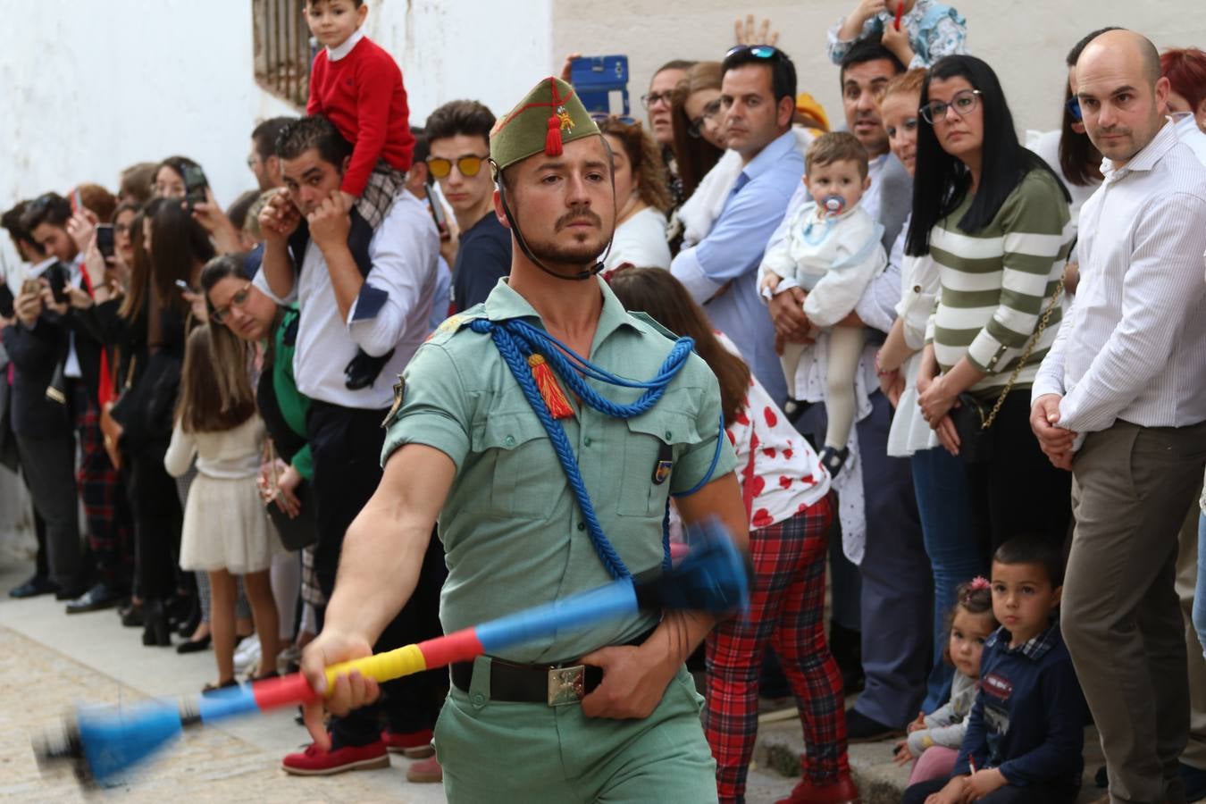 Jerez de los Caballeros vivió, ayer, sus primeros pálpitos de alegría y emoción al paso de 'La Borriquita' y 'Nuestra Señora del Rosario'. La Cofradía de 'Santo Domingo de Guzmán y Nuestra Señora del Rosario' fue la encargada de abrir los desfiles procesionales de la Semana de Pasión jerezana, convirtiéndose, así, en la primera cofradía en aunar fervor y devoción por las calles del municipio.