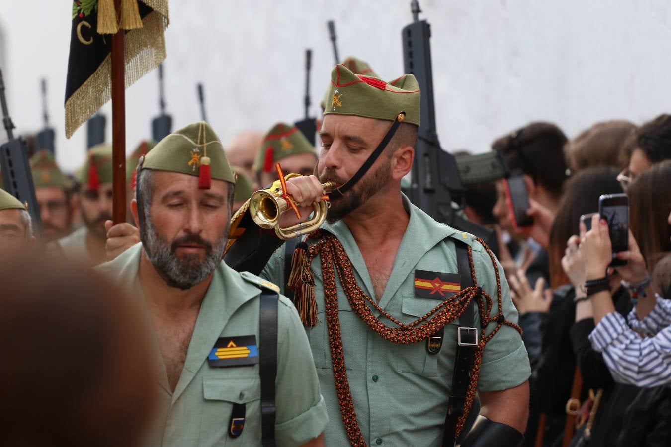 Jerez de los Caballeros vivió, ayer, sus primeros pálpitos de alegría y emoción al paso de 'La Borriquita' y 'Nuestra Señora del Rosario'. La Cofradía de 'Santo Domingo de Guzmán y Nuestra Señora del Rosario' fue la encargada de abrir los desfiles procesionales de la Semana de Pasión jerezana, convirtiéndose, así, en la primera cofradía en aunar fervor y devoción por las calles del municipio.