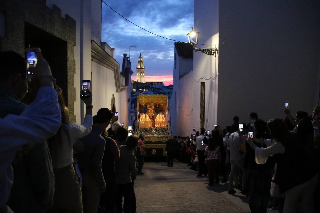 Jerez de los Caballeros vivió, ayer, sus primeros pálpitos de alegría y emoción al paso de 'La Borriquita' y 'Nuestra Señora del Rosario'. La Cofradía de 'Santo Domingo de Guzmán y Nuestra Señora del Rosario' fue la encargada de abrir los desfiles procesionales de la Semana de Pasión jerezana, convirtiéndose, así, en la primera cofradía en aunar fervor y devoción por las calles del municipio.