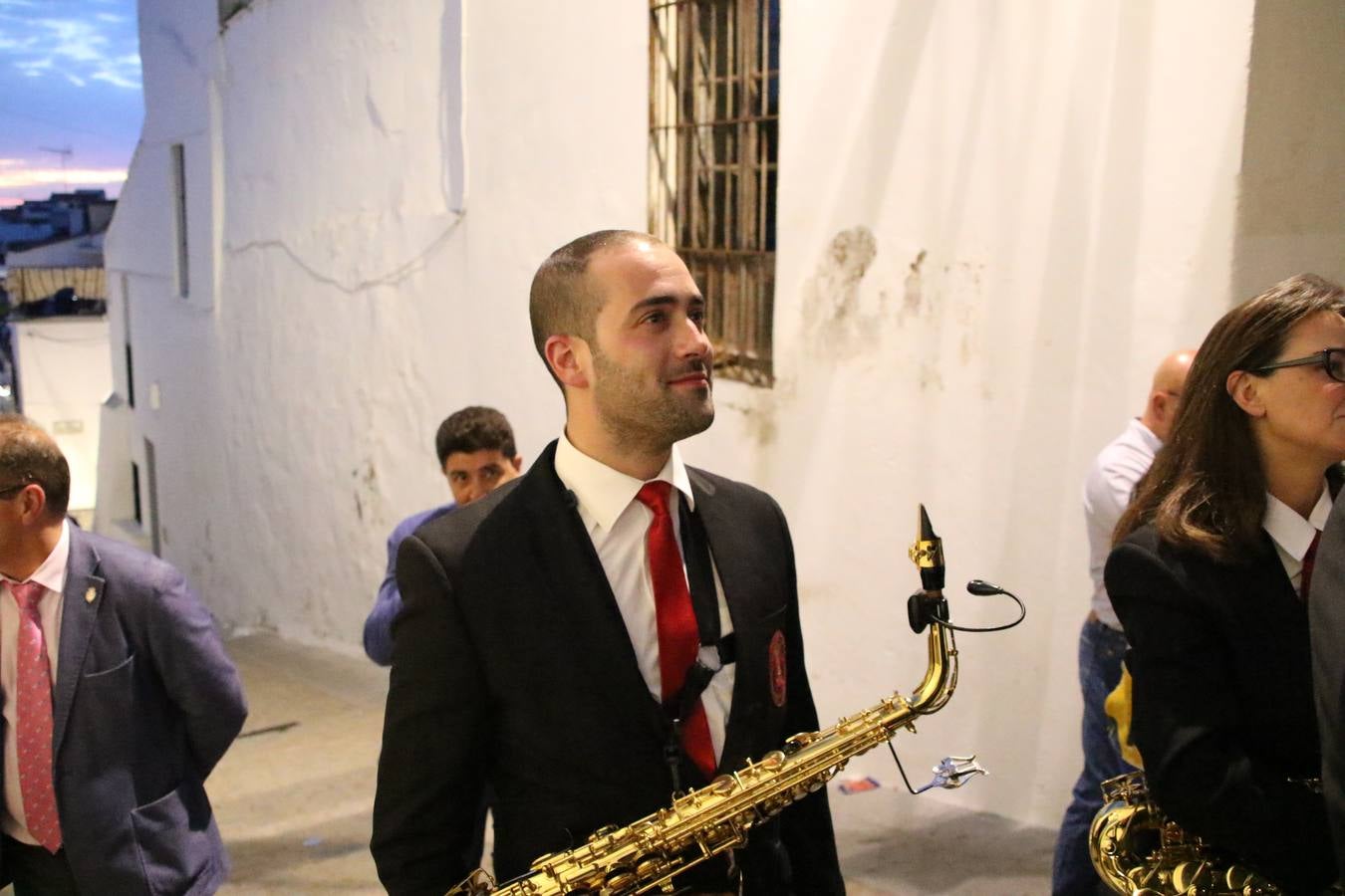 Jerez de los Caballeros vivió, ayer, sus primeros pálpitos de alegría y emoción al paso de 'La Borriquita' y 'Nuestra Señora del Rosario'. La Cofradía de 'Santo Domingo de Guzmán y Nuestra Señora del Rosario' fue la encargada de abrir los desfiles procesionales de la Semana de Pasión jerezana, convirtiéndose, así, en la primera cofradía en aunar fervor y devoción por las calles del municipio.