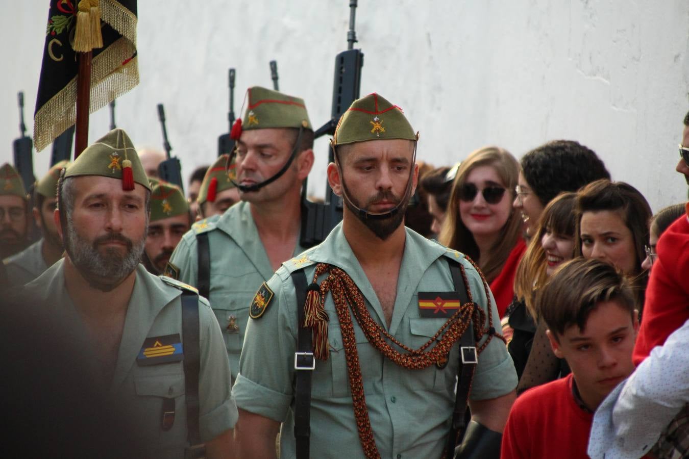 Jerez de los Caballeros vivió, ayer, sus primeros pálpitos de alegría y emoción al paso de 'La Borriquita' y 'Nuestra Señora del Rosario'. La Cofradía de 'Santo Domingo de Guzmán y Nuestra Señora del Rosario' fue la encargada de abrir los desfiles procesionales de la Semana de Pasión jerezana, convirtiéndose, así, en la primera cofradía en aunar fervor y devoción por las calles del municipio.