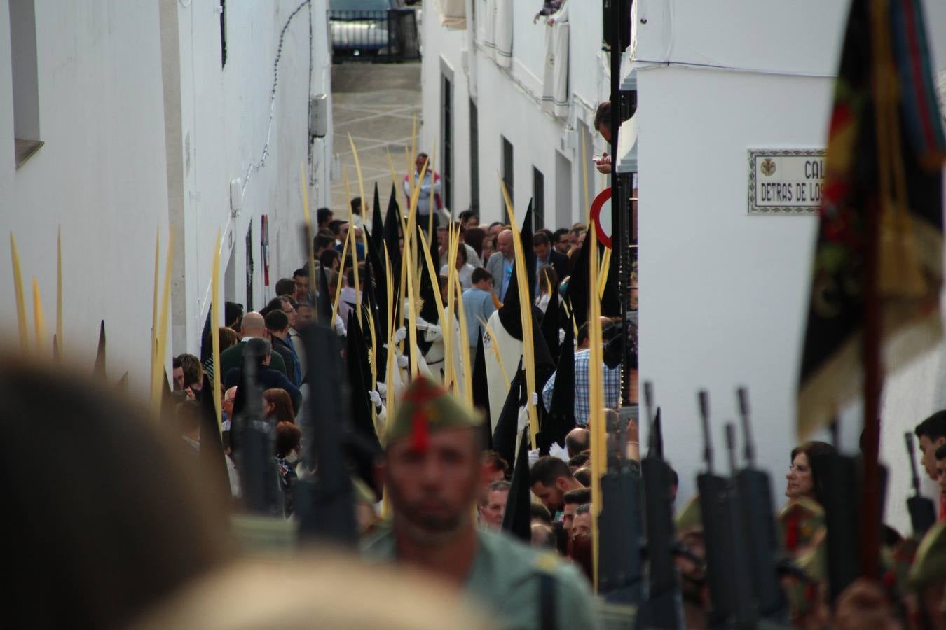 Jerez de los Caballeros vivió, ayer, sus primeros pálpitos de alegría y emoción al paso de 'La Borriquita' y 'Nuestra Señora del Rosario'. La Cofradía de 'Santo Domingo de Guzmán y Nuestra Señora del Rosario' fue la encargada de abrir los desfiles procesionales de la Semana de Pasión jerezana, convirtiéndose, así, en la primera cofradía en aunar fervor y devoción por las calles del municipio.