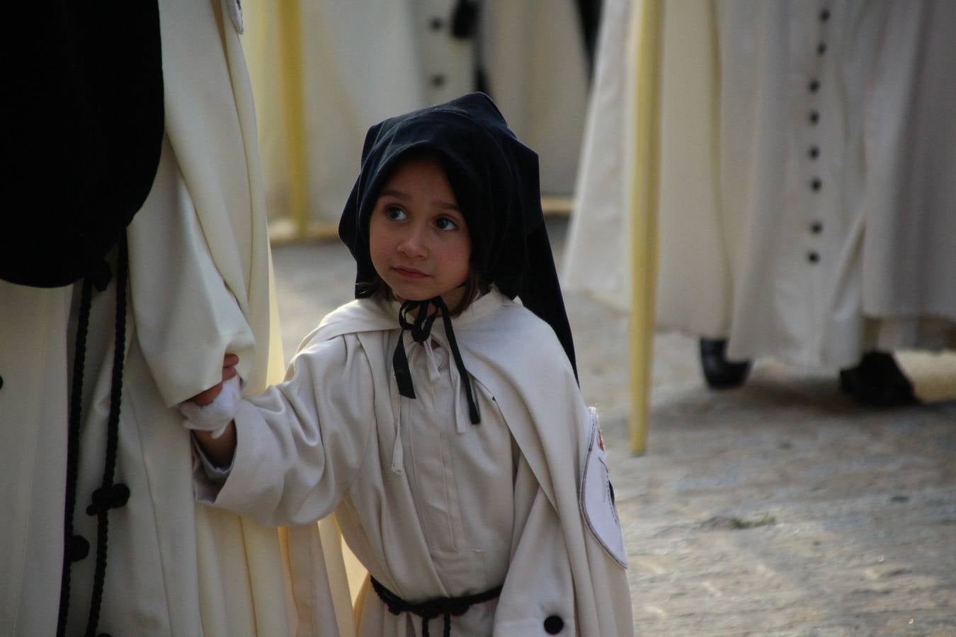 Jerez de los Caballeros vivió, ayer, sus primeros pálpitos de alegría y emoción al paso de 'La Borriquita' y 'Nuestra Señora del Rosario'. La Cofradía de 'Santo Domingo de Guzmán y Nuestra Señora del Rosario' fue la encargada de abrir los desfiles procesionales de la Semana de Pasión jerezana, convirtiéndose, así, en la primera cofradía en aunar fervor y devoción por las calles del municipio.