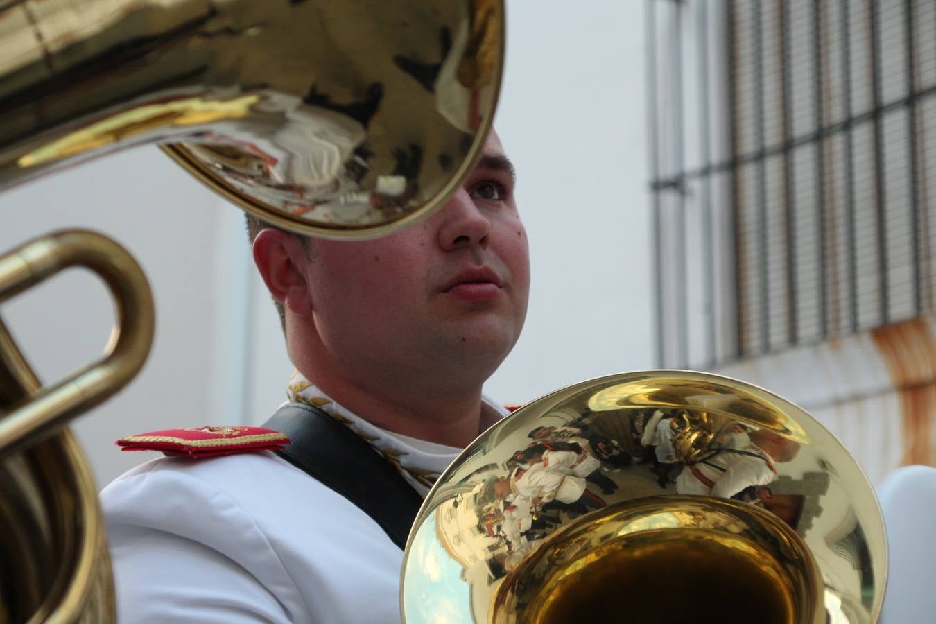 Jerez de los Caballeros vivió, ayer, sus primeros pálpitos de alegría y emoción al paso de 'La Borriquita' y 'Nuestra Señora del Rosario'. La Cofradía de 'Santo Domingo de Guzmán y Nuestra Señora del Rosario' fue la encargada de abrir los desfiles procesionales de la Semana de Pasión jerezana, convirtiéndose, así, en la primera cofradía en aunar fervor y devoción por las calles del municipio.