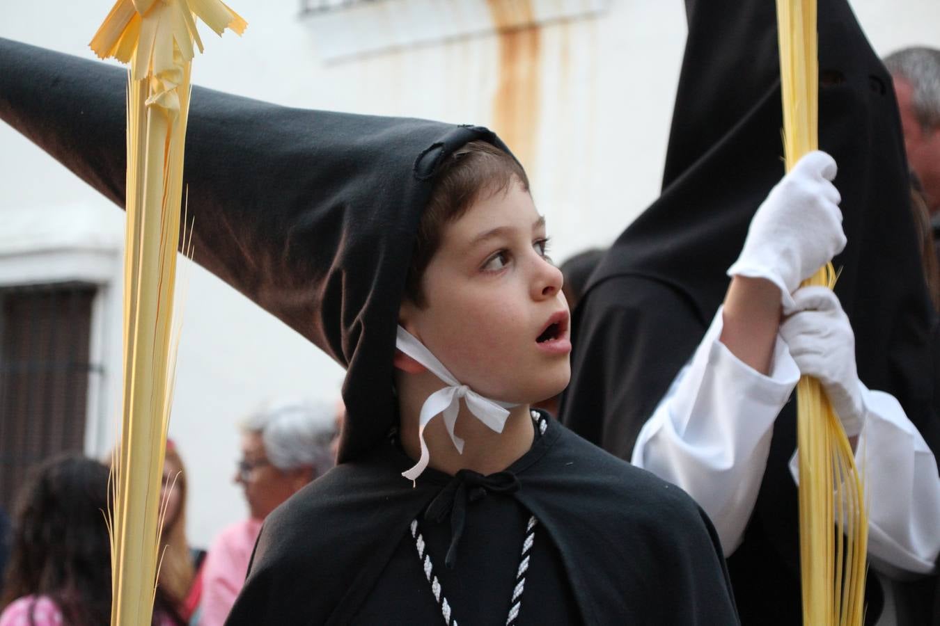 Jerez de los Caballeros vivió, ayer, sus primeros pálpitos de alegría y emoción al paso de 'La Borriquita' y 'Nuestra Señora del Rosario'. La Cofradía de 'Santo Domingo de Guzmán y Nuestra Señora del Rosario' fue la encargada de abrir los desfiles procesionales de la Semana de Pasión jerezana, convirtiéndose, así, en la primera cofradía en aunar fervor y devoción por las calles del municipio.