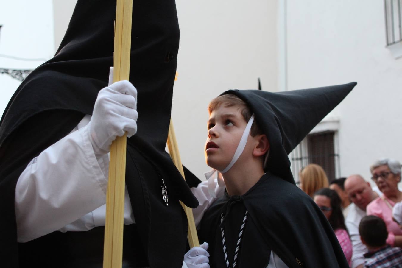Jerez de los Caballeros vivió, ayer, sus primeros pálpitos de alegría y emoción al paso de 'La Borriquita' y 'Nuestra Señora del Rosario'. La Cofradía de 'Santo Domingo de Guzmán y Nuestra Señora del Rosario' fue la encargada de abrir los desfiles procesionales de la Semana de Pasión jerezana, convirtiéndose, así, en la primera cofradía en aunar fervor y devoción por las calles del municipio.
