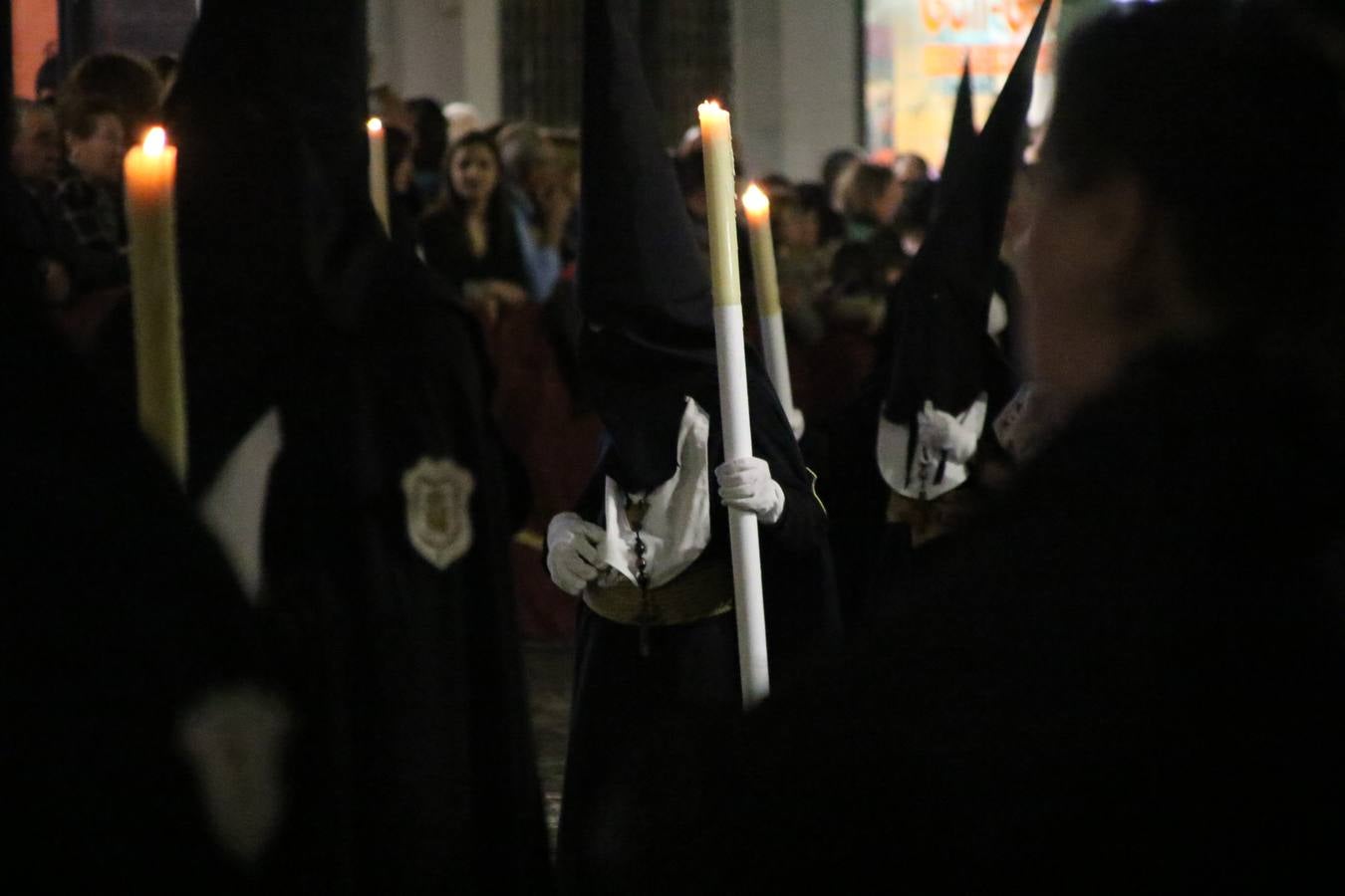 Siguiendo la tradición y al aviso de tres toques, la puerta del Perdón de la Iglesia de San Miguel Arcángel se abrió, ayer, para que la Antigua y Pontificia Cofradía de Nuestra Señora del Rosario y Jesús Orando en el Huerto realizase su desfile procesional. Un Martes Santo más en el que el silencio, el recogimiento y la austeridad recalan en las calles de Jerez de los Caballeros ante las imágenes de 'Jesús orando en el Huerto' y 'Nuestra Señora del Silencio'. Un silencio roto por la voz de los capataces, el andar de los costaleros, las marchas de la Asociación Musical del municipio y, este año, de manera especial, por la voz del tenor extremeño Juan Ledesma. Ledesma cantó a la Virgen del Silencio ante el Arco de Burgos, con el acompañamiento de la citada Asociación Musical.