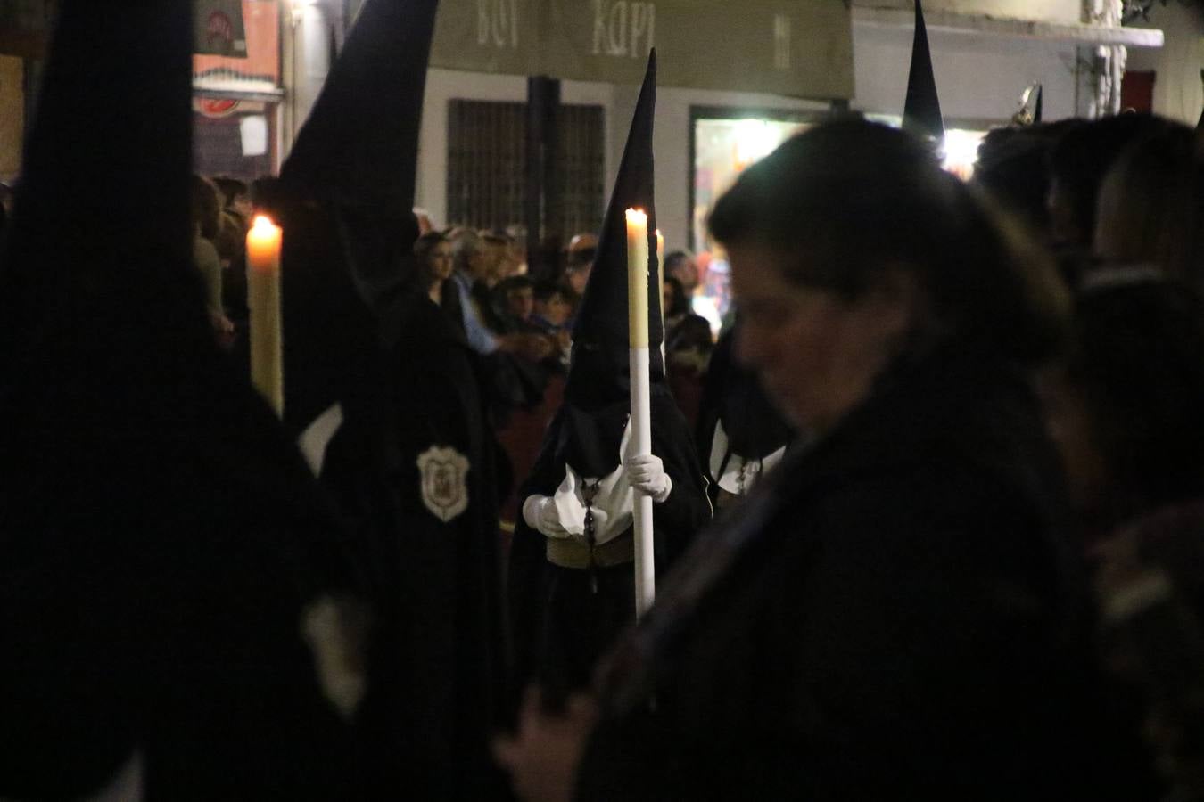 Siguiendo la tradición y al aviso de tres toques, la puerta del Perdón de la Iglesia de San Miguel Arcángel se abrió, ayer, para que la Antigua y Pontificia Cofradía de Nuestra Señora del Rosario y Jesús Orando en el Huerto realizase su desfile procesional. Un Martes Santo más en el que el silencio, el recogimiento y la austeridad recalan en las calles de Jerez de los Caballeros ante las imágenes de 'Jesús orando en el Huerto' y 'Nuestra Señora del Silencio'. Un silencio roto por la voz de los capataces, el andar de los costaleros, las marchas de la Asociación Musical del municipio y, este año, de manera especial, por la voz del tenor extremeño Juan Ledesma. Ledesma cantó a la Virgen del Silencio ante el Arco de Burgos, con el acompañamiento de la citada Asociación Musical.