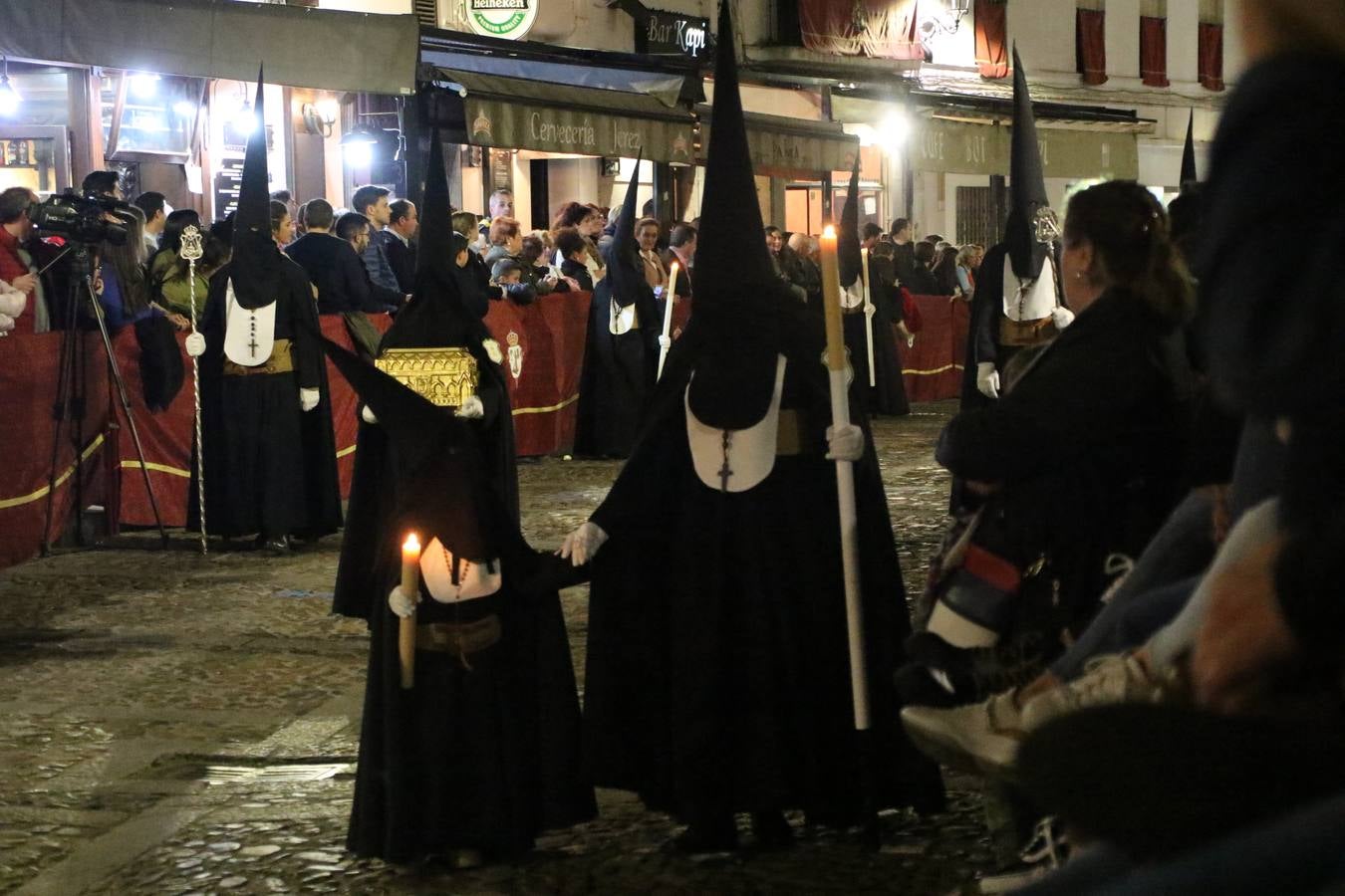 Siguiendo la tradición y al aviso de tres toques, la puerta del Perdón de la Iglesia de San Miguel Arcángel se abrió, ayer, para que la Antigua y Pontificia Cofradía de Nuestra Señora del Rosario y Jesús Orando en el Huerto realizase su desfile procesional. Un Martes Santo más en el que el silencio, el recogimiento y la austeridad recalan en las calles de Jerez de los Caballeros ante las imágenes de 'Jesús orando en el Huerto' y 'Nuestra Señora del Silencio'. Un silencio roto por la voz de los capataces, el andar de los costaleros, las marchas de la Asociación Musical del municipio y, este año, de manera especial, por la voz del tenor extremeño Juan Ledesma. Ledesma cantó a la Virgen del Silencio ante el Arco de Burgos, con el acompañamiento de la citada Asociación Musical.