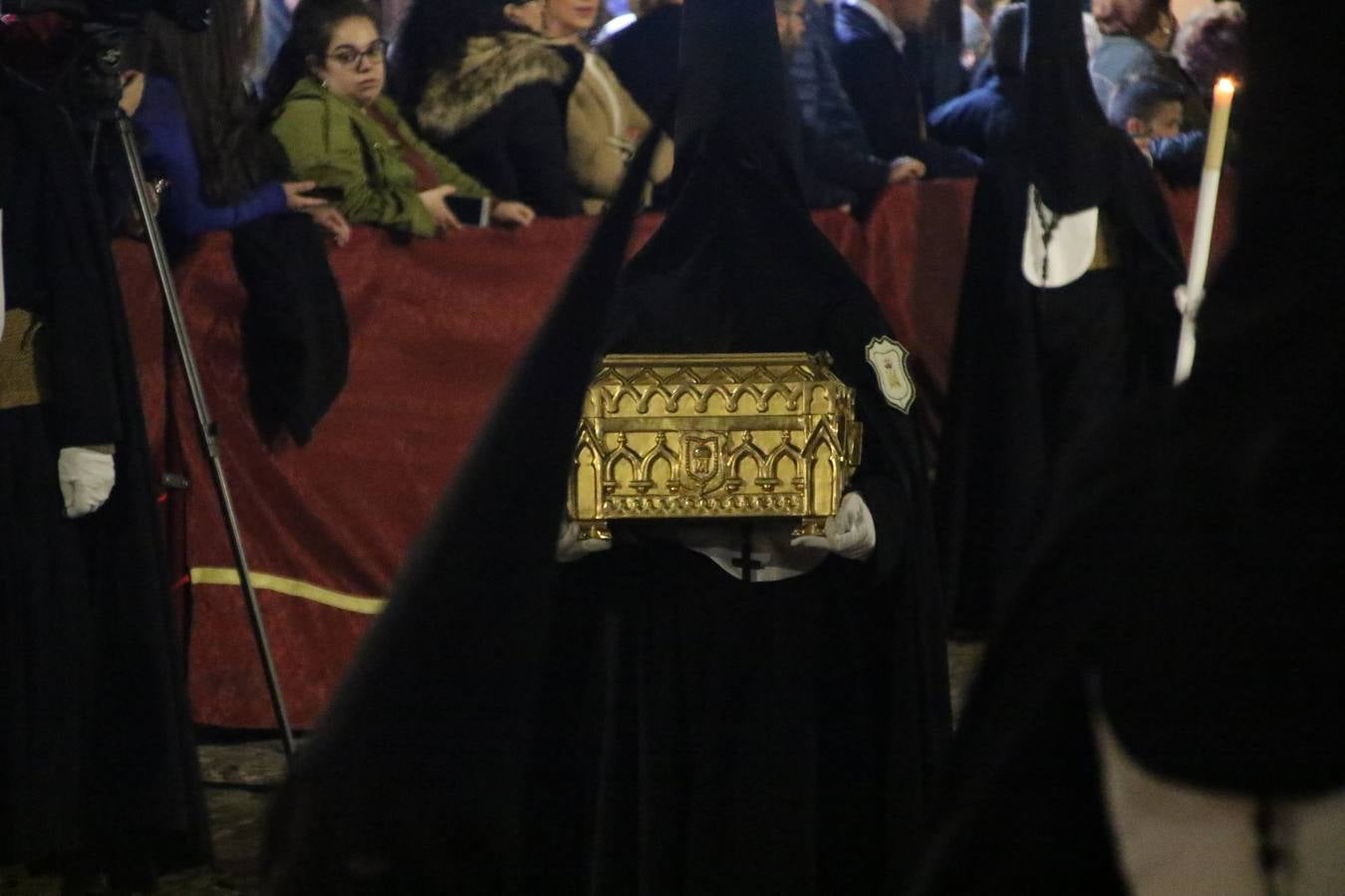 Siguiendo la tradición y al aviso de tres toques, la puerta del Perdón de la Iglesia de San Miguel Arcángel se abrió, ayer, para que la Antigua y Pontificia Cofradía de Nuestra Señora del Rosario y Jesús Orando en el Huerto realizase su desfile procesional. Un Martes Santo más en el que el silencio, el recogimiento y la austeridad recalan en las calles de Jerez de los Caballeros ante las imágenes de 'Jesús orando en el Huerto' y 'Nuestra Señora del Silencio'. Un silencio roto por la voz de los capataces, el andar de los costaleros, las marchas de la Asociación Musical del municipio y, este año, de manera especial, por la voz del tenor extremeño Juan Ledesma. Ledesma cantó a la Virgen del Silencio ante el Arco de Burgos, con el acompañamiento de la citada Asociación Musical.