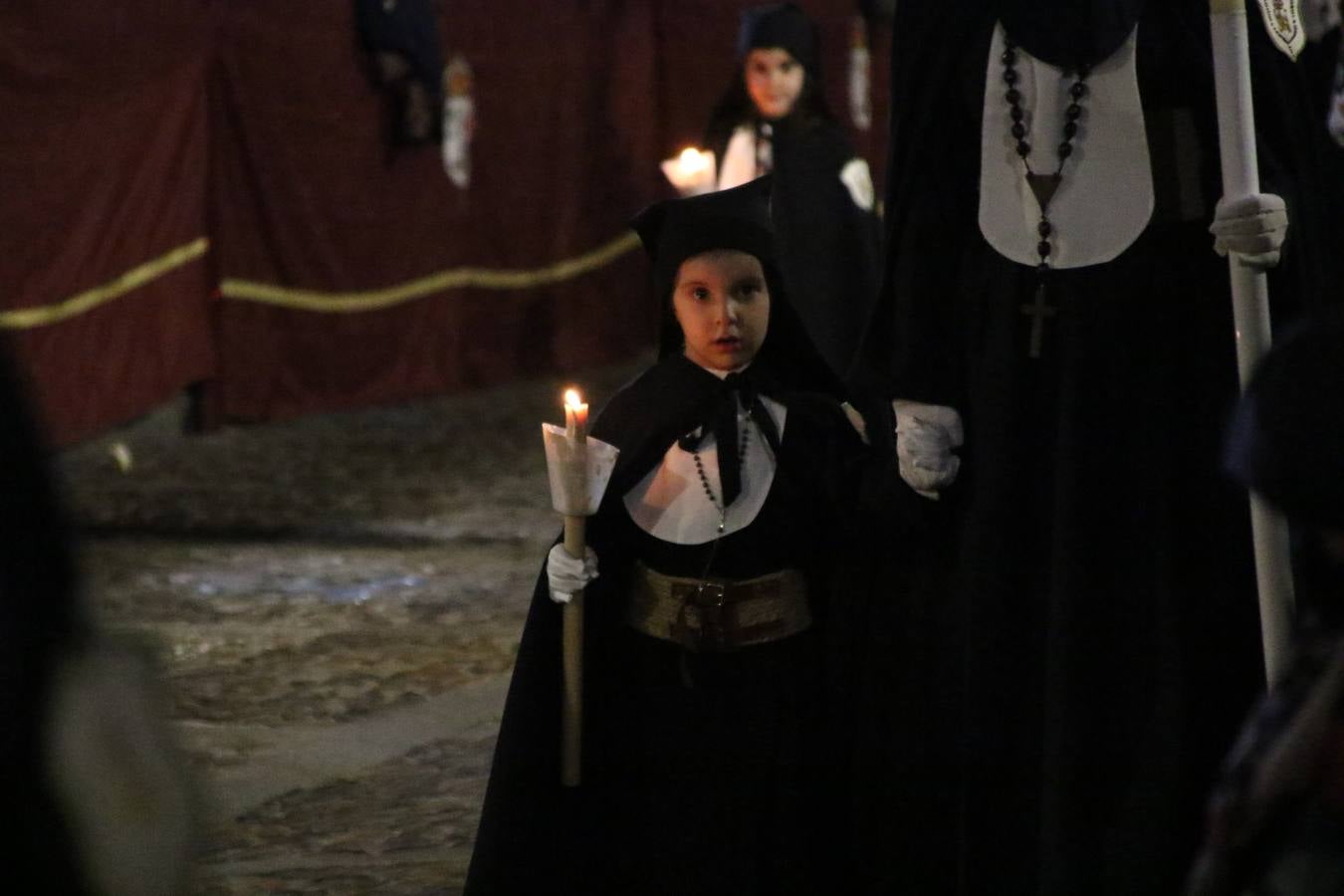 Siguiendo la tradición y al aviso de tres toques, la puerta del Perdón de la Iglesia de San Miguel Arcángel se abrió, ayer, para que la Antigua y Pontificia Cofradía de Nuestra Señora del Rosario y Jesús Orando en el Huerto realizase su desfile procesional. Un Martes Santo más en el que el silencio, el recogimiento y la austeridad recalan en las calles de Jerez de los Caballeros ante las imágenes de 'Jesús orando en el Huerto' y 'Nuestra Señora del Silencio'. Un silencio roto por la voz de los capataces, el andar de los costaleros, las marchas de la Asociación Musical del municipio y, este año, de manera especial, por la voz del tenor extremeño Juan Ledesma. Ledesma cantó a la Virgen del Silencio ante el Arco de Burgos, con el acompañamiento de la citada Asociación Musical.