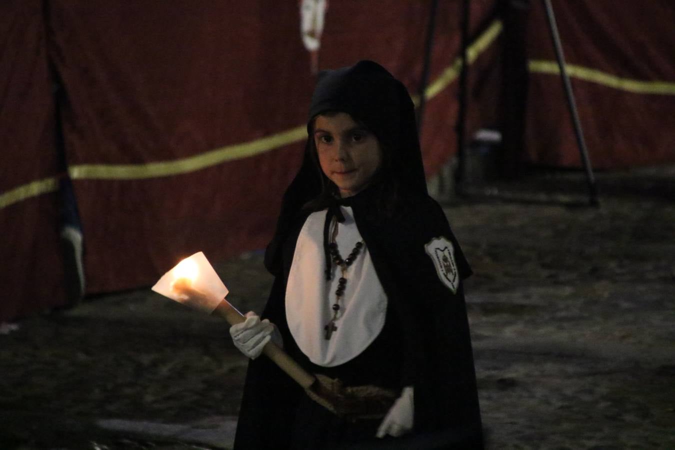 Siguiendo la tradición y al aviso de tres toques, la puerta del Perdón de la Iglesia de San Miguel Arcángel se abrió, ayer, para que la Antigua y Pontificia Cofradía de Nuestra Señora del Rosario y Jesús Orando en el Huerto realizase su desfile procesional. Un Martes Santo más en el que el silencio, el recogimiento y la austeridad recalan en las calles de Jerez de los Caballeros ante las imágenes de 'Jesús orando en el Huerto' y 'Nuestra Señora del Silencio'. Un silencio roto por la voz de los capataces, el andar de los costaleros, las marchas de la Asociación Musical del municipio y, este año, de manera especial, por la voz del tenor extremeño Juan Ledesma. Ledesma cantó a la Virgen del Silencio ante el Arco de Burgos, con el acompañamiento de la citada Asociación Musical.