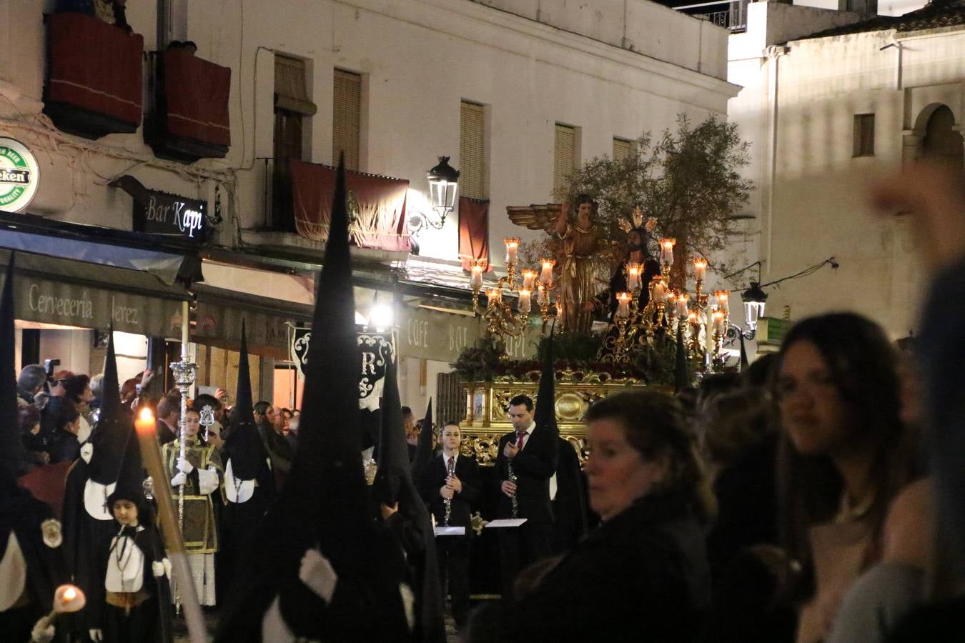 Siguiendo la tradición y al aviso de tres toques, la puerta del Perdón de la Iglesia de San Miguel Arcángel se abrió, ayer, para que la Antigua y Pontificia Cofradía de Nuestra Señora del Rosario y Jesús Orando en el Huerto realizase su desfile procesional. Un Martes Santo más en el que el silencio, el recogimiento y la austeridad recalan en las calles de Jerez de los Caballeros ante las imágenes de 'Jesús orando en el Huerto' y 'Nuestra Señora del Silencio'. Un silencio roto por la voz de los capataces, el andar de los costaleros, las marchas de la Asociación Musical del municipio y, este año, de manera especial, por la voz del tenor extremeño Juan Ledesma. Ledesma cantó a la Virgen del Silencio ante el Arco de Burgos, con el acompañamiento de la citada Asociación Musical.