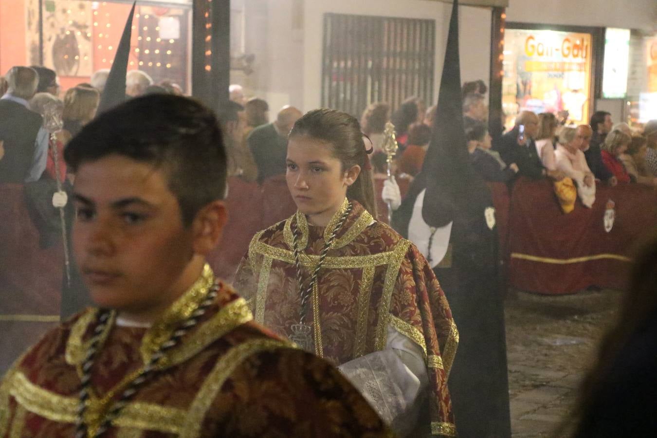 Siguiendo la tradición y al aviso de tres toques, la puerta del Perdón de la Iglesia de San Miguel Arcángel se abrió, ayer, para que la Antigua y Pontificia Cofradía de Nuestra Señora del Rosario y Jesús Orando en el Huerto realizase su desfile procesional. Un Martes Santo más en el que el silencio, el recogimiento y la austeridad recalan en las calles de Jerez de los Caballeros ante las imágenes de 'Jesús orando en el Huerto' y 'Nuestra Señora del Silencio'. Un silencio roto por la voz de los capataces, el andar de los costaleros, las marchas de la Asociación Musical del municipio y, este año, de manera especial, por la voz del tenor extremeño Juan Ledesma. Ledesma cantó a la Virgen del Silencio ante el Arco de Burgos, con el acompañamiento de la citada Asociación Musical.
