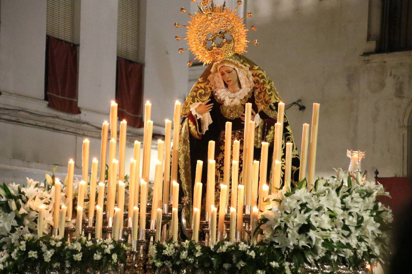 Siguiendo la tradición y al aviso de tres toques, la puerta del Perdón de la Iglesia de San Miguel Arcángel se abrió, ayer, para que la Antigua y Pontificia Cofradía de Nuestra Señora del Rosario y Jesús Orando en el Huerto realizase su desfile procesional. Un Martes Santo más en el que el silencio, el recogimiento y la austeridad recalan en las calles de Jerez de los Caballeros ante las imágenes de 'Jesús orando en el Huerto' y 'Nuestra Señora del Silencio'. Un silencio roto por la voz de los capataces, el andar de los costaleros, las marchas de la Asociación Musical del municipio y, este año, de manera especial, por la voz del tenor extremeño Juan Ledesma. Ledesma cantó a la Virgen del Silencio ante el Arco de Burgos, con el acompañamiento de la citada Asociación Musical.