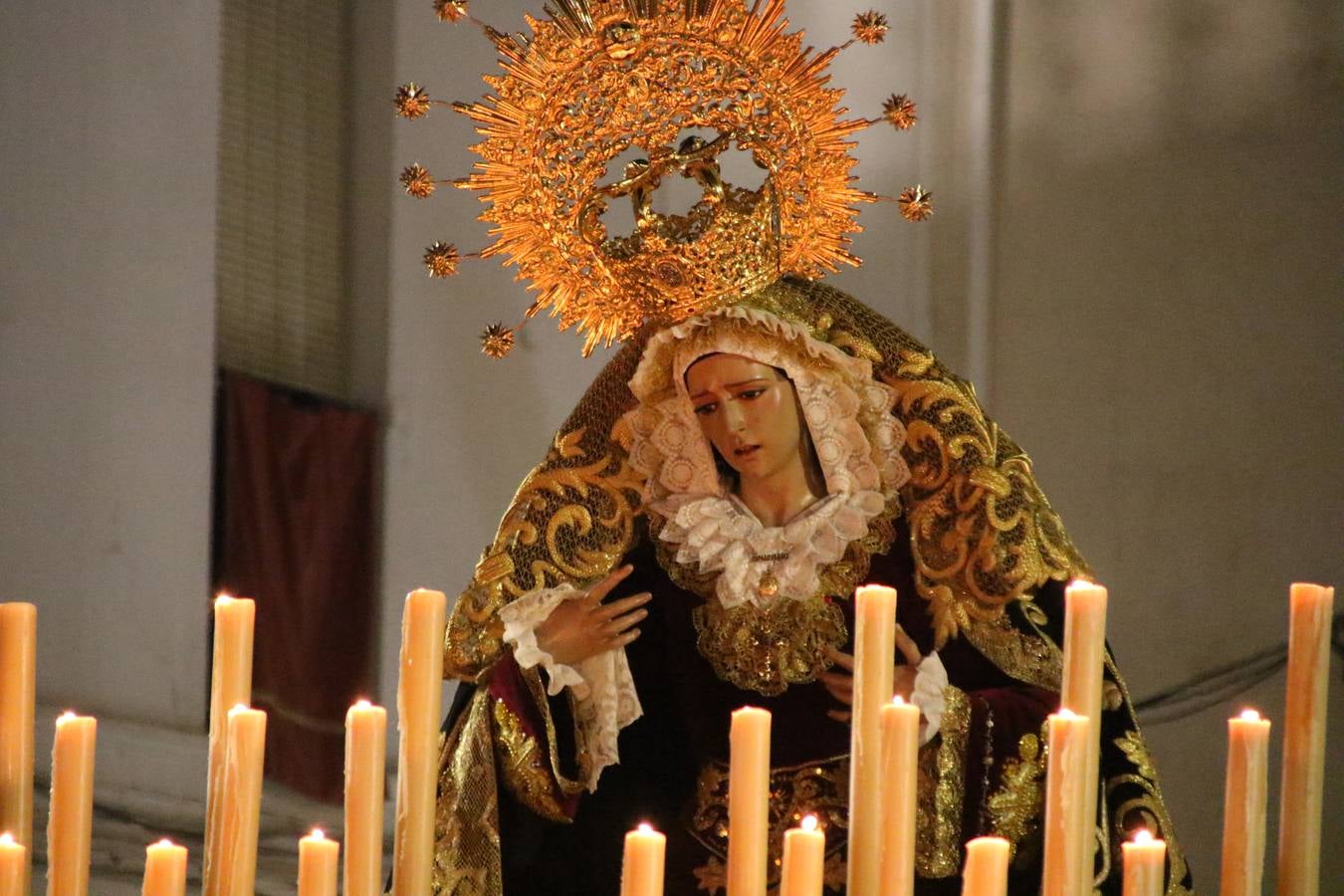 Siguiendo la tradición y al aviso de tres toques, la puerta del Perdón de la Iglesia de San Miguel Arcángel se abrió, ayer, para que la Antigua y Pontificia Cofradía de Nuestra Señora del Rosario y Jesús Orando en el Huerto realizase su desfile procesional. Un Martes Santo más en el que el silencio, el recogimiento y la austeridad recalan en las calles de Jerez de los Caballeros ante las imágenes de 'Jesús orando en el Huerto' y 'Nuestra Señora del Silencio'. Un silencio roto por la voz de los capataces, el andar de los costaleros, las marchas de la Asociación Musical del municipio y, este año, de manera especial, por la voz del tenor extremeño Juan Ledesma. Ledesma cantó a la Virgen del Silencio ante el Arco de Burgos, con el acompañamiento de la citada Asociación Musical.