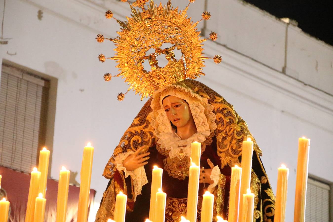 Siguiendo la tradición y al aviso de tres toques, la puerta del Perdón de la Iglesia de San Miguel Arcángel se abrió, ayer, para que la Antigua y Pontificia Cofradía de Nuestra Señora del Rosario y Jesús Orando en el Huerto realizase su desfile procesional. Un Martes Santo más en el que el silencio, el recogimiento y la austeridad recalan en las calles de Jerez de los Caballeros ante las imágenes de 'Jesús orando en el Huerto' y 'Nuestra Señora del Silencio'. Un silencio roto por la voz de los capataces, el andar de los costaleros, las marchas de la Asociación Musical del municipio y, este año, de manera especial, por la voz del tenor extremeño Juan Ledesma. Ledesma cantó a la Virgen del Silencio ante el Arco de Burgos, con el acompañamiento de la citada Asociación Musical.