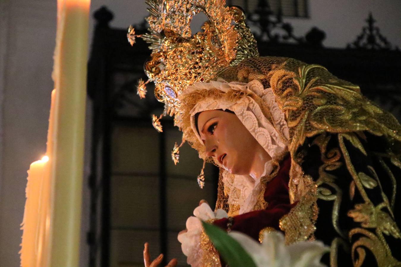 Siguiendo la tradición y al aviso de tres toques, la puerta del Perdón de la Iglesia de San Miguel Arcángel se abrió, ayer, para que la Antigua y Pontificia Cofradía de Nuestra Señora del Rosario y Jesús Orando en el Huerto realizase su desfile procesional. Un Martes Santo más en el que el silencio, el recogimiento y la austeridad recalan en las calles de Jerez de los Caballeros ante las imágenes de 'Jesús orando en el Huerto' y 'Nuestra Señora del Silencio'. Un silencio roto por la voz de los capataces, el andar de los costaleros, las marchas de la Asociación Musical del municipio y, este año, de manera especial, por la voz del tenor extremeño Juan Ledesma. Ledesma cantó a la Virgen del Silencio ante el Arco de Burgos, con el acompañamiento de la citada Asociación Musical.