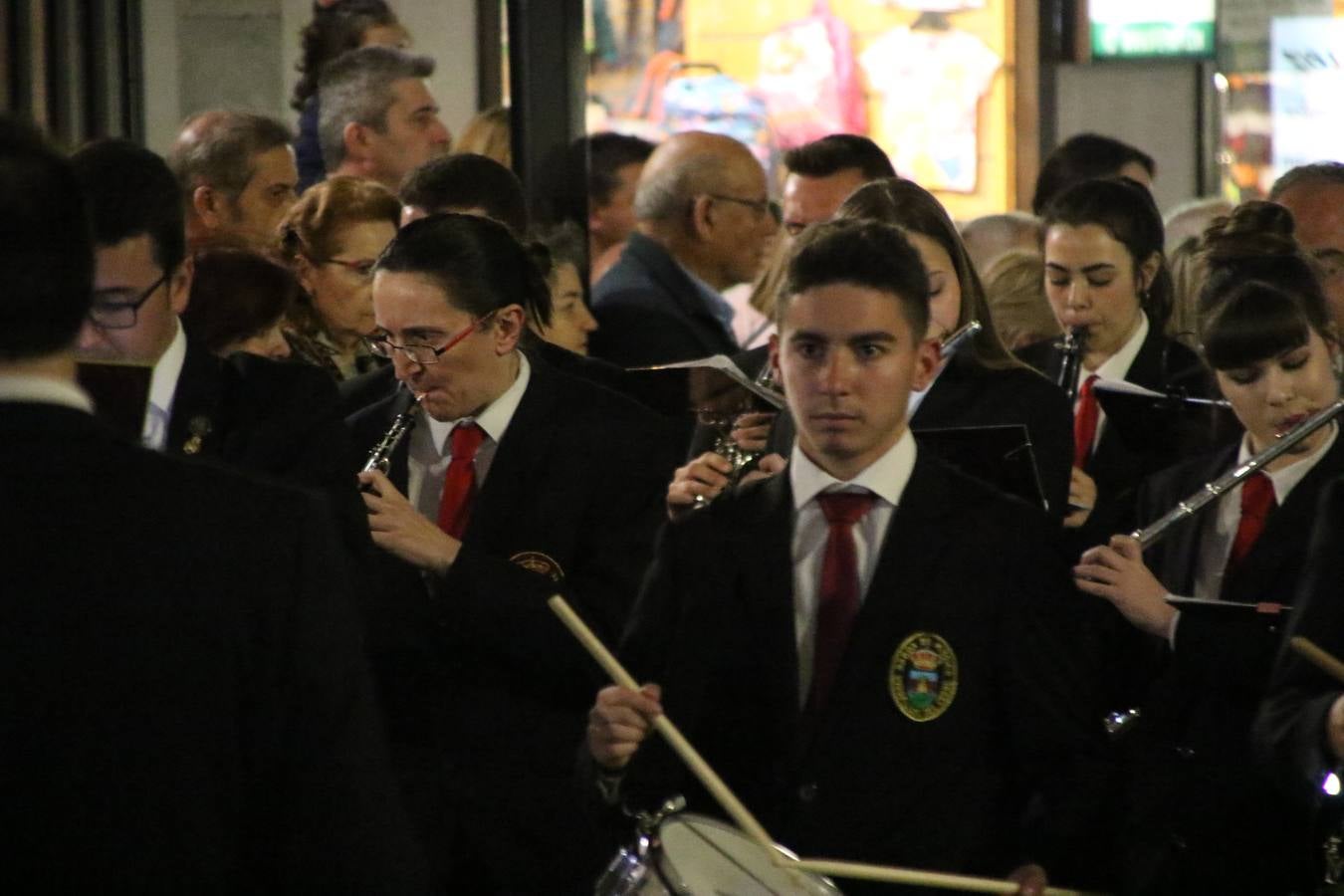 Siguiendo la tradición y al aviso de tres toques, la puerta del Perdón de la Iglesia de San Miguel Arcángel se abrió, ayer, para que la Antigua y Pontificia Cofradía de Nuestra Señora del Rosario y Jesús Orando en el Huerto realizase su desfile procesional. Un Martes Santo más en el que el silencio, el recogimiento y la austeridad recalan en las calles de Jerez de los Caballeros ante las imágenes de 'Jesús orando en el Huerto' y 'Nuestra Señora del Silencio'. Un silencio roto por la voz de los capataces, el andar de los costaleros, las marchas de la Asociación Musical del municipio y, este año, de manera especial, por la voz del tenor extremeño Juan Ledesma. Ledesma cantó a la Virgen del Silencio ante el Arco de Burgos, con el acompañamiento de la citada Asociación Musical.