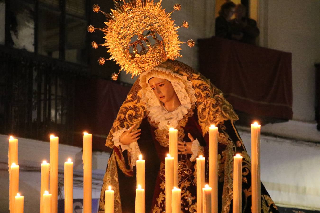 Siguiendo la tradición y al aviso de tres toques, la puerta del Perdón de la Iglesia de San Miguel Arcángel se abrió, ayer, para que la Antigua y Pontificia Cofradía de Nuestra Señora del Rosario y Jesús Orando en el Huerto realizase su desfile procesional. Un Martes Santo más en el que el silencio, el recogimiento y la austeridad recalan en las calles de Jerez de los Caballeros ante las imágenes de 'Jesús orando en el Huerto' y 'Nuestra Señora del Silencio'. Un silencio roto por la voz de los capataces, el andar de los costaleros, las marchas de la Asociación Musical del municipio y, este año, de manera especial, por la voz del tenor extremeño Juan Ledesma. Ledesma cantó a la Virgen del Silencio ante el Arco de Burgos, con el acompañamiento de la citada Asociación Musical.