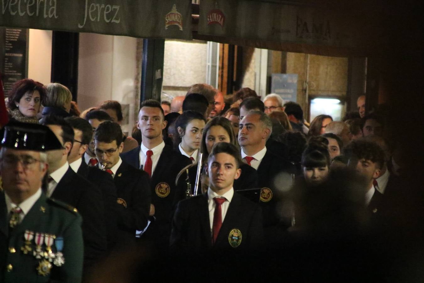 Siguiendo la tradición y al aviso de tres toques, la puerta del Perdón de la Iglesia de San Miguel Arcángel se abrió, ayer, para que la Antigua y Pontificia Cofradía de Nuestra Señora del Rosario y Jesús Orando en el Huerto realizase su desfile procesional. Un Martes Santo más en el que el silencio, el recogimiento y la austeridad recalan en las calles de Jerez de los Caballeros ante las imágenes de 'Jesús orando en el Huerto' y 'Nuestra Señora del Silencio'. Un silencio roto por la voz de los capataces, el andar de los costaleros, las marchas de la Asociación Musical del municipio y, este año, de manera especial, por la voz del tenor extremeño Juan Ledesma. Ledesma cantó a la Virgen del Silencio ante el Arco de Burgos, con el acompañamiento de la citada Asociación Musical.