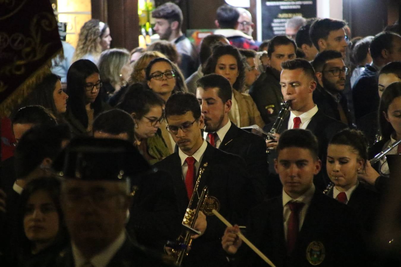 Siguiendo la tradición y al aviso de tres toques, la puerta del Perdón de la Iglesia de San Miguel Arcángel se abrió, ayer, para que la Antigua y Pontificia Cofradía de Nuestra Señora del Rosario y Jesús Orando en el Huerto realizase su desfile procesional. Un Martes Santo más en el que el silencio, el recogimiento y la austeridad recalan en las calles de Jerez de los Caballeros ante las imágenes de 'Jesús orando en el Huerto' y 'Nuestra Señora del Silencio'. Un silencio roto por la voz de los capataces, el andar de los costaleros, las marchas de la Asociación Musical del municipio y, este año, de manera especial, por la voz del tenor extremeño Juan Ledesma. Ledesma cantó a la Virgen del Silencio ante el Arco de Burgos, con el acompañamiento de la citada Asociación Musical.