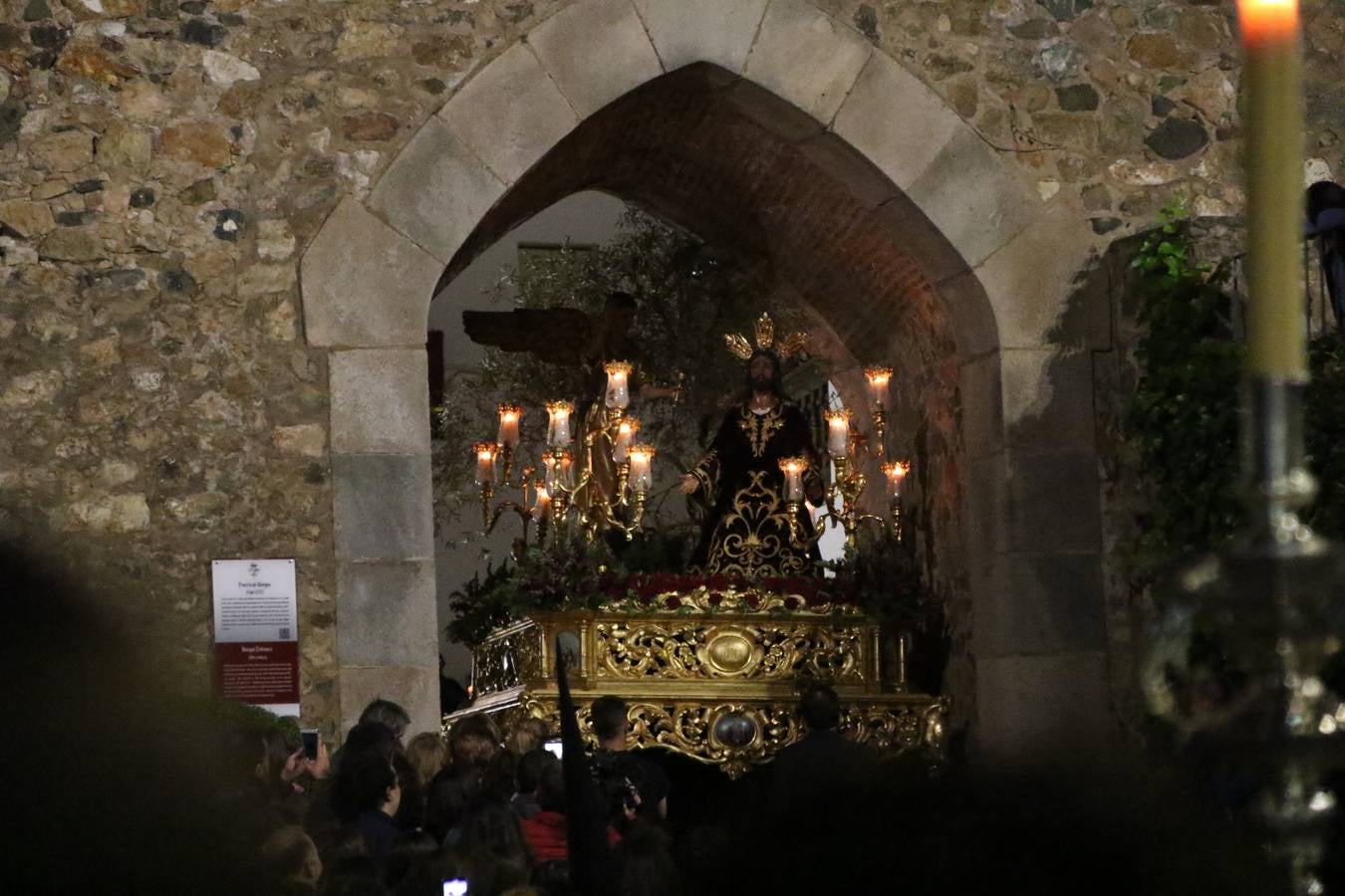 Siguiendo la tradición y al aviso de tres toques, la puerta del Perdón de la Iglesia de San Miguel Arcángel se abrió, ayer, para que la Antigua y Pontificia Cofradía de Nuestra Señora del Rosario y Jesús Orando en el Huerto realizase su desfile procesional. Un Martes Santo más en el que el silencio, el recogimiento y la austeridad recalan en las calles de Jerez de los Caballeros ante las imágenes de 'Jesús orando en el Huerto' y 'Nuestra Señora del Silencio'. Un silencio roto por la voz de los capataces, el andar de los costaleros, las marchas de la Asociación Musical del municipio y, este año, de manera especial, por la voz del tenor extremeño Juan Ledesma. Ledesma cantó a la Virgen del Silencio ante el Arco de Burgos, con el acompañamiento de la citada Asociación Musical.