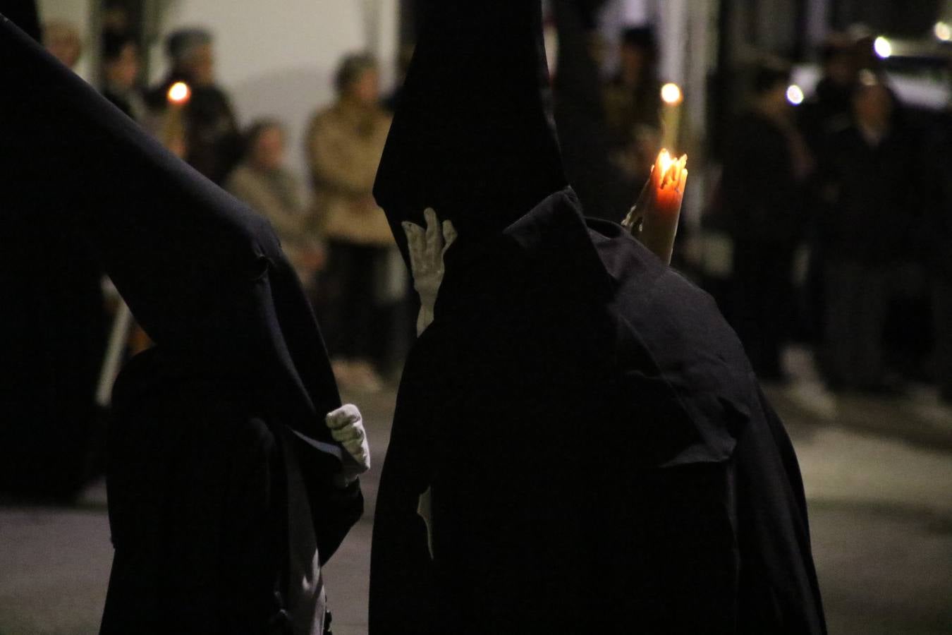 Siguiendo la tradición y al aviso de tres toques, la puerta del Perdón de la Iglesia de San Miguel Arcángel se abrió, ayer, para que la Antigua y Pontificia Cofradía de Nuestra Señora del Rosario y Jesús Orando en el Huerto realizase su desfile procesional. Un Martes Santo más en el que el silencio, el recogimiento y la austeridad recalan en las calles de Jerez de los Caballeros ante las imágenes de 'Jesús orando en el Huerto' y 'Nuestra Señora del Silencio'. Un silencio roto por la voz de los capataces, el andar de los costaleros, las marchas de la Asociación Musical del municipio y, este año, de manera especial, por la voz del tenor extremeño Juan Ledesma. Ledesma cantó a la Virgen del Silencio ante el Arco de Burgos, con el acompañamiento de la citada Asociación Musical.