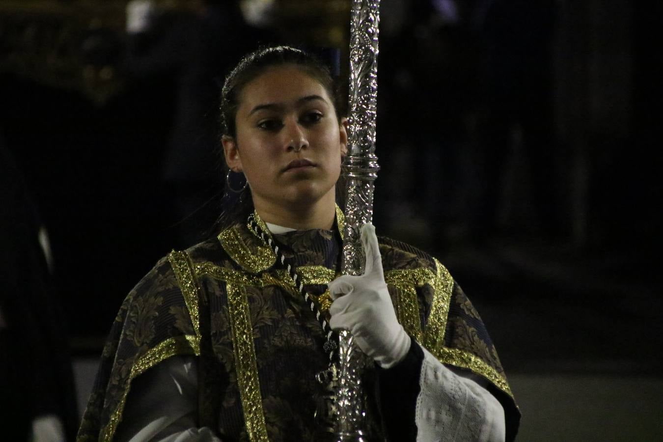 Siguiendo la tradición y al aviso de tres toques, la puerta del Perdón de la Iglesia de San Miguel Arcángel se abrió, ayer, para que la Antigua y Pontificia Cofradía de Nuestra Señora del Rosario y Jesús Orando en el Huerto realizase su desfile procesional. Un Martes Santo más en el que el silencio, el recogimiento y la austeridad recalan en las calles de Jerez de los Caballeros ante las imágenes de 'Jesús orando en el Huerto' y 'Nuestra Señora del Silencio'. Un silencio roto por la voz de los capataces, el andar de los costaleros, las marchas de la Asociación Musical del municipio y, este año, de manera especial, por la voz del tenor extremeño Juan Ledesma. Ledesma cantó a la Virgen del Silencio ante el Arco de Burgos, con el acompañamiento de la citada Asociación Musical.