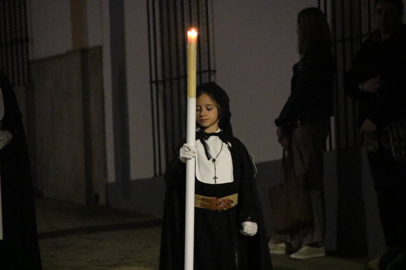 Siguiendo la tradición y al aviso de tres toques, la puerta del Perdón de la Iglesia de San Miguel Arcángel se abrió, ayer, para que la Antigua y Pontificia Cofradía de Nuestra Señora del Rosario y Jesús Orando en el Huerto realizase su desfile procesional. Un Martes Santo más en el que el silencio, el recogimiento y la austeridad recalan en las calles de Jerez de los Caballeros ante las imágenes de 'Jesús orando en el Huerto' y 'Nuestra Señora del Silencio'. Un silencio roto por la voz de los capataces, el andar de los costaleros, las marchas de la Asociación Musical del municipio y, este año, de manera especial, por la voz del tenor extremeño Juan Ledesma. Ledesma cantó a la Virgen del Silencio ante el Arco de Burgos, con el acompañamiento de la citada Asociación Musical.