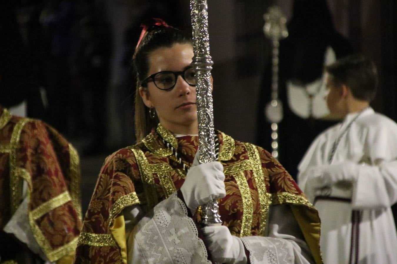 Siguiendo la tradición y al aviso de tres toques, la puerta del Perdón de la Iglesia de San Miguel Arcángel se abrió, ayer, para que la Antigua y Pontificia Cofradía de Nuestra Señora del Rosario y Jesús Orando en el Huerto realizase su desfile procesional. Un Martes Santo más en el que el silencio, el recogimiento y la austeridad recalan en las calles de Jerez de los Caballeros ante las imágenes de 'Jesús orando en el Huerto' y 'Nuestra Señora del Silencio'. Un silencio roto por la voz de los capataces, el andar de los costaleros, las marchas de la Asociación Musical del municipio y, este año, de manera especial, por la voz del tenor extremeño Juan Ledesma. Ledesma cantó a la Virgen del Silencio ante el Arco de Burgos, con el acompañamiento de la citada Asociación Musical.