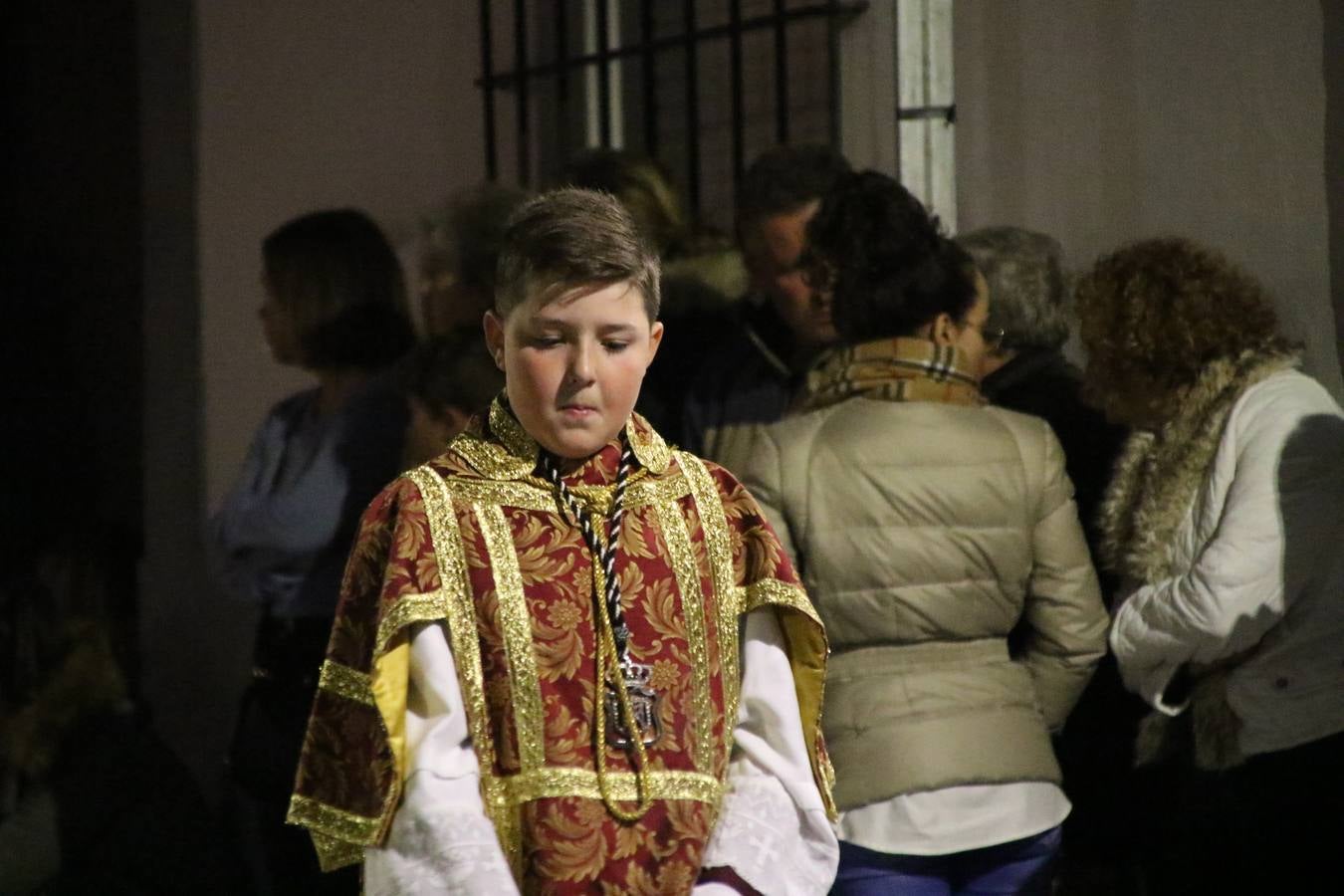 Siguiendo la tradición y al aviso de tres toques, la puerta del Perdón de la Iglesia de San Miguel Arcángel se abrió, ayer, para que la Antigua y Pontificia Cofradía de Nuestra Señora del Rosario y Jesús Orando en el Huerto realizase su desfile procesional. Un Martes Santo más en el que el silencio, el recogimiento y la austeridad recalan en las calles de Jerez de los Caballeros ante las imágenes de 'Jesús orando en el Huerto' y 'Nuestra Señora del Silencio'. Un silencio roto por la voz de los capataces, el andar de los costaleros, las marchas de la Asociación Musical del municipio y, este año, de manera especial, por la voz del tenor extremeño Juan Ledesma. Ledesma cantó a la Virgen del Silencio ante el Arco de Burgos, con el acompañamiento de la citada Asociación Musical.