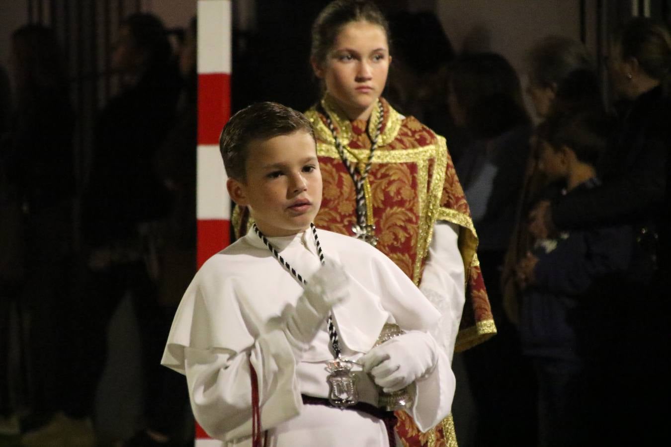 Siguiendo la tradición y al aviso de tres toques, la puerta del Perdón de la Iglesia de San Miguel Arcángel se abrió, ayer, para que la Antigua y Pontificia Cofradía de Nuestra Señora del Rosario y Jesús Orando en el Huerto realizase su desfile procesional. Un Martes Santo más en el que el silencio, el recogimiento y la austeridad recalan en las calles de Jerez de los Caballeros ante las imágenes de 'Jesús orando en el Huerto' y 'Nuestra Señora del Silencio'. Un silencio roto por la voz de los capataces, el andar de los costaleros, las marchas de la Asociación Musical del municipio y, este año, de manera especial, por la voz del tenor extremeño Juan Ledesma. Ledesma cantó a la Virgen del Silencio ante el Arco de Burgos, con el acompañamiento de la citada Asociación Musical.
