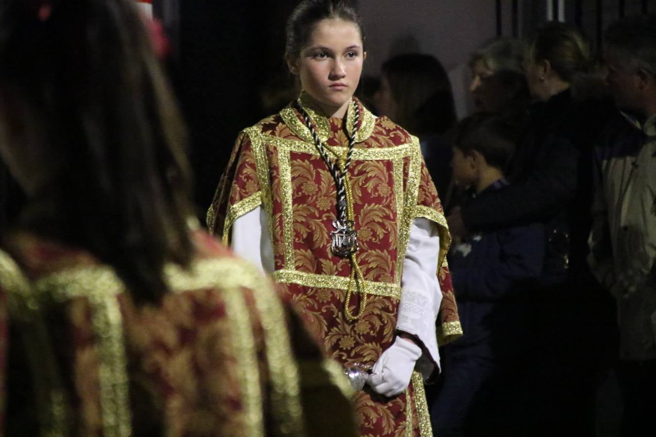 Siguiendo la tradición y al aviso de tres toques, la puerta del Perdón de la Iglesia de San Miguel Arcángel se abrió, ayer, para que la Antigua y Pontificia Cofradía de Nuestra Señora del Rosario y Jesús Orando en el Huerto realizase su desfile procesional. Un Martes Santo más en el que el silencio, el recogimiento y la austeridad recalan en las calles de Jerez de los Caballeros ante las imágenes de 'Jesús orando en el Huerto' y 'Nuestra Señora del Silencio'. Un silencio roto por la voz de los capataces, el andar de los costaleros, las marchas de la Asociación Musical del municipio y, este año, de manera especial, por la voz del tenor extremeño Juan Ledesma. Ledesma cantó a la Virgen del Silencio ante el Arco de Burgos, con el acompañamiento de la citada Asociación Musical.