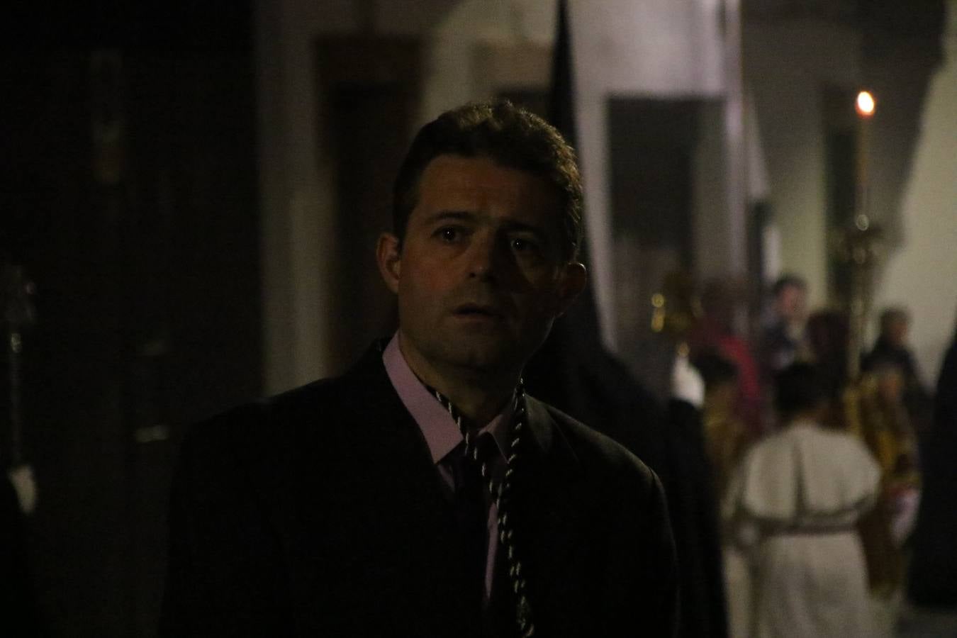 Siguiendo la tradición y al aviso de tres toques, la puerta del Perdón de la Iglesia de San Miguel Arcángel se abrió, ayer, para que la Antigua y Pontificia Cofradía de Nuestra Señora del Rosario y Jesús Orando en el Huerto realizase su desfile procesional. Un Martes Santo más en el que el silencio, el recogimiento y la austeridad recalan en las calles de Jerez de los Caballeros ante las imágenes de 'Jesús orando en el Huerto' y 'Nuestra Señora del Silencio'. Un silencio roto por la voz de los capataces, el andar de los costaleros, las marchas de la Asociación Musical del municipio y, este año, de manera especial, por la voz del tenor extremeño Juan Ledesma. Ledesma cantó a la Virgen del Silencio ante el Arco de Burgos, con el acompañamiento de la citada Asociación Musical.