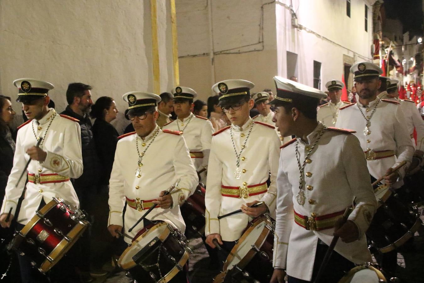 La vista al cielo se convertía, ayer, en una de las prácticas más repetida por los jerezanos. La lluvia amenazaba con marcar un antes y después en la Semana Santa jerezana 2019, Fiesta de Interés Turístico Nacional, e impedir la salida de la Cofradía del Señor 'Ecce-Homo', protagonista del Miércoles Santo. Una leve llovizna que, comenzaría a principio de la tarde, se convirtió en persistente a medida que pasaban las horas. Razón por la que la Cofradía decidió retrasar su hora de salida hasta pasadas las 21:30 horas, cuando la puerta del Perdón de San Miguel Arcángel se abría para iniciar el desfile procesional. Un desfile procesional que se vio interrumpido, de nuevo, por la lluvia, obligando al Señor 'Ecce-Homo' y Nuestra Señora de los Desamparados a regresar al templo. 