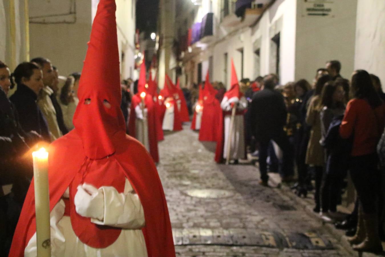 La vista al cielo se convertía, ayer, en una de las prácticas más repetida por los jerezanos. La lluvia amenazaba con marcar un antes y después en la Semana Santa jerezana 2019, Fiesta de Interés Turístico Nacional, e impedir la salida de la Cofradía del Señor 'Ecce-Homo', protagonista del Miércoles Santo. Una leve llovizna que, comenzaría a principio de la tarde, se convirtió en persistente a medida que pasaban las horas. Razón por la que la Cofradía decidió retrasar su hora de salida hasta pasadas las 21:30 horas, cuando la puerta del Perdón de San Miguel Arcángel se abría para iniciar el desfile procesional. Un desfile procesional que se vio interrumpido, de nuevo, por la lluvia, obligando al Señor 'Ecce-Homo' y Nuestra Señora de los Desamparados a regresar al templo. 