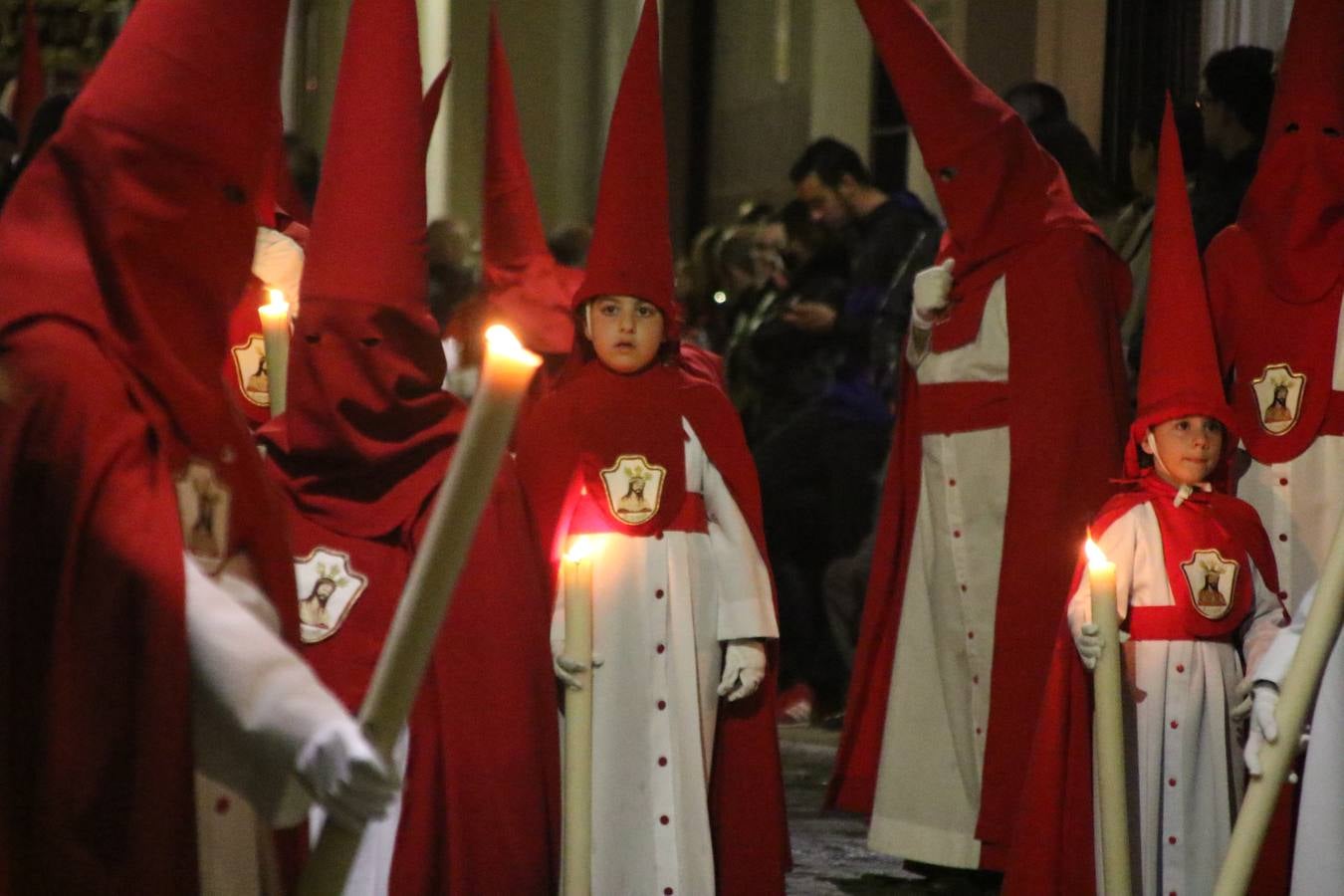 La vista al cielo se convertía, ayer, en una de las prácticas más repetida por los jerezanos. La lluvia amenazaba con marcar un antes y después en la Semana Santa jerezana 2019, Fiesta de Interés Turístico Nacional, e impedir la salida de la Cofradía del Señor 'Ecce-Homo', protagonista del Miércoles Santo. Una leve llovizna que, comenzaría a principio de la tarde, se convirtió en persistente a medida que pasaban las horas. Razón por la que la Cofradía decidió retrasar su hora de salida hasta pasadas las 21:30 horas, cuando la puerta del Perdón de San Miguel Arcángel se abría para iniciar el desfile procesional. Un desfile procesional que se vio interrumpido, de nuevo, por la lluvia, obligando al Señor 'Ecce-Homo' y Nuestra Señora de los Desamparados a regresar al templo. 