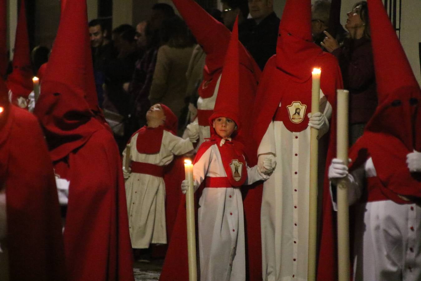 La vista al cielo se convertía, ayer, en una de las prácticas más repetida por los jerezanos. La lluvia amenazaba con marcar un antes y después en la Semana Santa jerezana 2019, Fiesta de Interés Turístico Nacional, e impedir la salida de la Cofradía del Señor 'Ecce-Homo', protagonista del Miércoles Santo. Una leve llovizna que, comenzaría a principio de la tarde, se convirtió en persistente a medida que pasaban las horas. Razón por la que la Cofradía decidió retrasar su hora de salida hasta pasadas las 21:30 horas, cuando la puerta del Perdón de San Miguel Arcángel se abría para iniciar el desfile procesional. Un desfile procesional que se vio interrumpido, de nuevo, por la lluvia, obligando al Señor 'Ecce-Homo' y Nuestra Señora de los Desamparados a regresar al templo. 