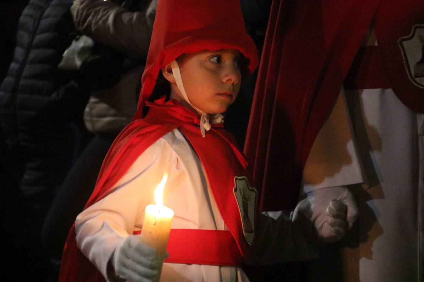 La vista al cielo se convertía, ayer, en una de las prácticas más repetida por los jerezanos. La lluvia amenazaba con marcar un antes y después en la Semana Santa jerezana 2019, Fiesta de Interés Turístico Nacional, e impedir la salida de la Cofradía del Señor 'Ecce-Homo', protagonista del Miércoles Santo. Una leve llovizna que, comenzaría a principio de la tarde, se convirtió en persistente a medida que pasaban las horas. Razón por la que la Cofradía decidió retrasar su hora de salida hasta pasadas las 21:30 horas, cuando la puerta del Perdón de San Miguel Arcángel se abría para iniciar el desfile procesional. Un desfile procesional que se vio interrumpido, de nuevo, por la lluvia, obligando al Señor 'Ecce-Homo' y Nuestra Señora de los Desamparados a regresar al templo. 