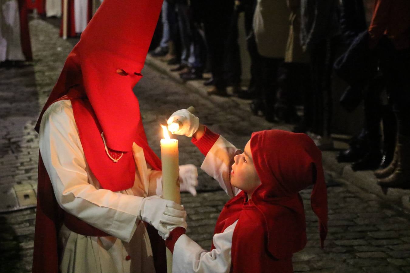 La vista al cielo se convertía, ayer, en una de las prácticas más repetida por los jerezanos. La lluvia amenazaba con marcar un antes y después en la Semana Santa jerezana 2019, Fiesta de Interés Turístico Nacional, e impedir la salida de la Cofradía del Señor 'Ecce-Homo', protagonista del Miércoles Santo. Una leve llovizna que, comenzaría a principio de la tarde, se convirtió en persistente a medida que pasaban las horas. Razón por la que la Cofradía decidió retrasar su hora de salida hasta pasadas las 21:30 horas, cuando la puerta del Perdón de San Miguel Arcángel se abría para iniciar el desfile procesional. Un desfile procesional que se vio interrumpido, de nuevo, por la lluvia, obligando al Señor 'Ecce-Homo' y Nuestra Señora de los Desamparados a regresar al templo. 