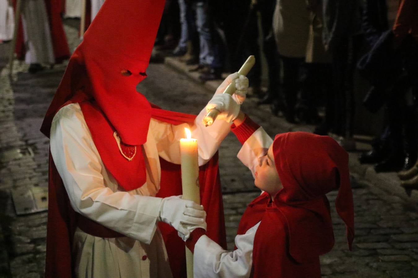 La vista al cielo se convertía, ayer, en una de las prácticas más repetida por los jerezanos. La lluvia amenazaba con marcar un antes y después en la Semana Santa jerezana 2019, Fiesta de Interés Turístico Nacional, e impedir la salida de la Cofradía del Señor 'Ecce-Homo', protagonista del Miércoles Santo. Una leve llovizna que, comenzaría a principio de la tarde, se convirtió en persistente a medida que pasaban las horas. Razón por la que la Cofradía decidió retrasar su hora de salida hasta pasadas las 21:30 horas, cuando la puerta del Perdón de San Miguel Arcángel se abría para iniciar el desfile procesional. Un desfile procesional que se vio interrumpido, de nuevo, por la lluvia, obligando al Señor 'Ecce-Homo' y Nuestra Señora de los Desamparados a regresar al templo. 
