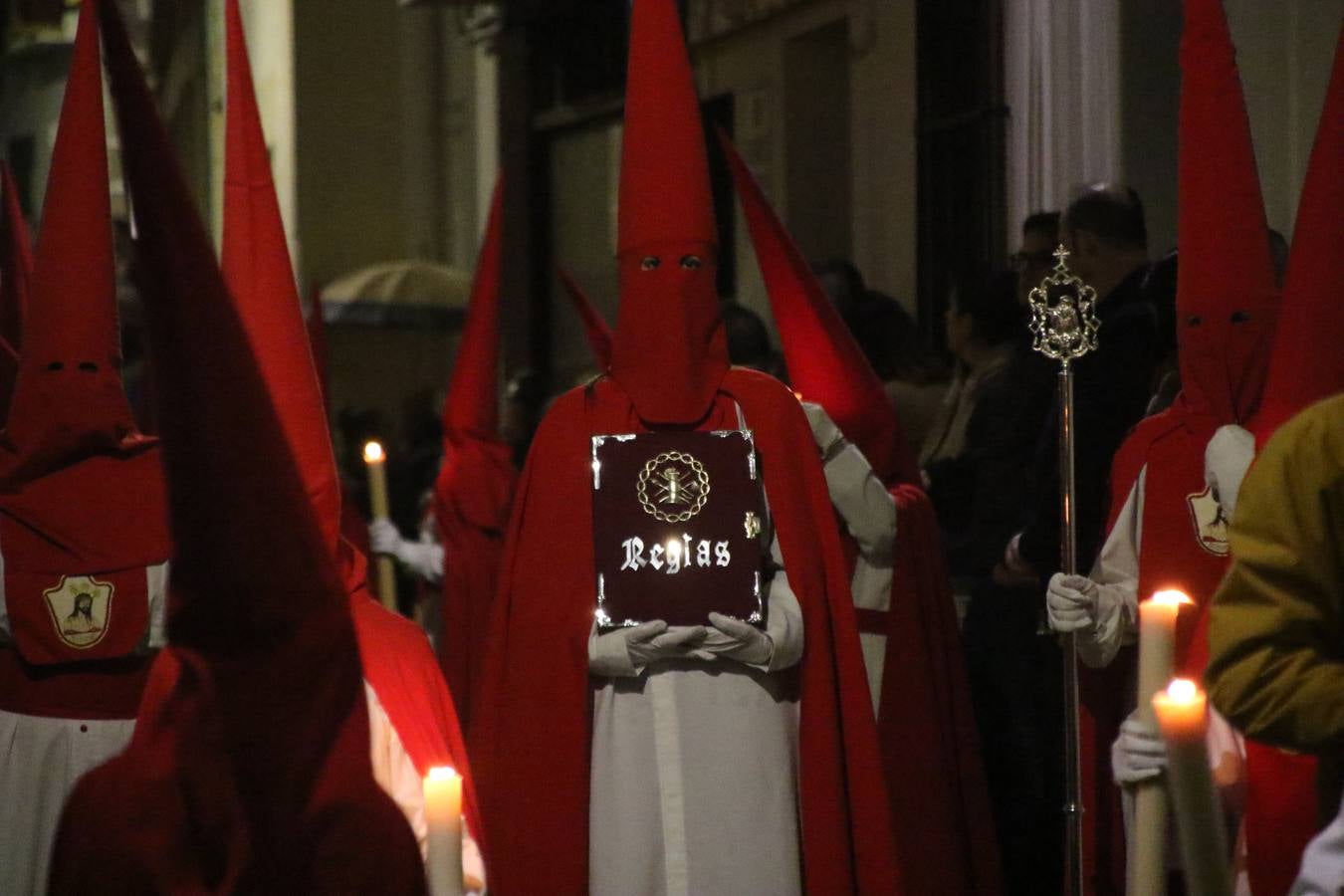La vista al cielo se convertía, ayer, en una de las prácticas más repetida por los jerezanos. La lluvia amenazaba con marcar un antes y después en la Semana Santa jerezana 2019, Fiesta de Interés Turístico Nacional, e impedir la salida de la Cofradía del Señor 'Ecce-Homo', protagonista del Miércoles Santo. Una leve llovizna que, comenzaría a principio de la tarde, se convirtió en persistente a medida que pasaban las horas. Razón por la que la Cofradía decidió retrasar su hora de salida hasta pasadas las 21:30 horas, cuando la puerta del Perdón de San Miguel Arcángel se abría para iniciar el desfile procesional. Un desfile procesional que se vio interrumpido, de nuevo, por la lluvia, obligando al Señor 'Ecce-Homo' y Nuestra Señora de los Desamparados a regresar al templo. 
