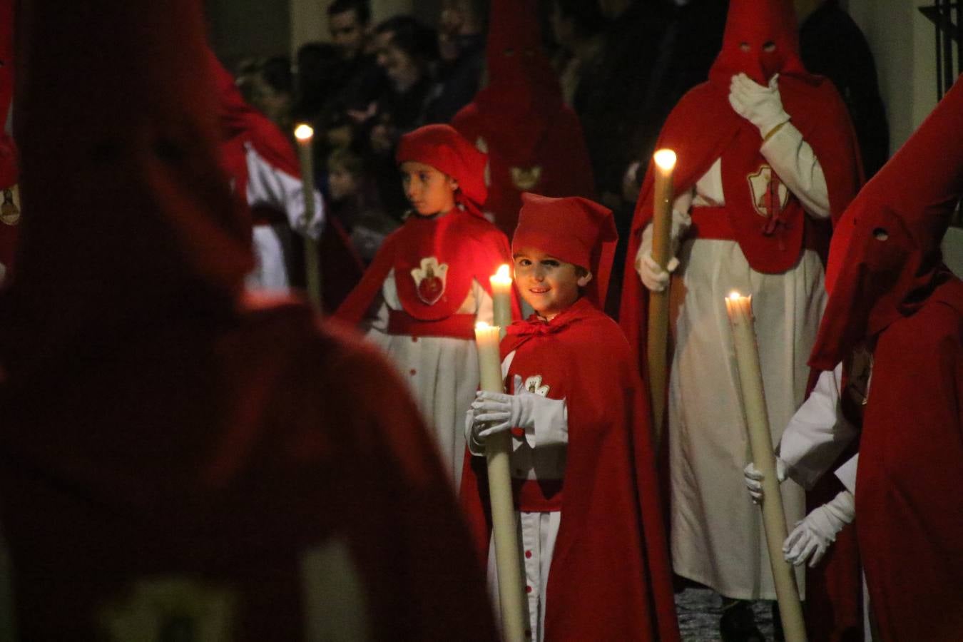 La vista al cielo se convertía, ayer, en una de las prácticas más repetida por los jerezanos. La lluvia amenazaba con marcar un antes y después en la Semana Santa jerezana 2019, Fiesta de Interés Turístico Nacional, e impedir la salida de la Cofradía del Señor 'Ecce-Homo', protagonista del Miércoles Santo. Una leve llovizna que, comenzaría a principio de la tarde, se convirtió en persistente a medida que pasaban las horas. Razón por la que la Cofradía decidió retrasar su hora de salida hasta pasadas las 21:30 horas, cuando la puerta del Perdón de San Miguel Arcángel se abría para iniciar el desfile procesional. Un desfile procesional que se vio interrumpido, de nuevo, por la lluvia, obligando al Señor 'Ecce-Homo' y Nuestra Señora de los Desamparados a regresar al templo. 