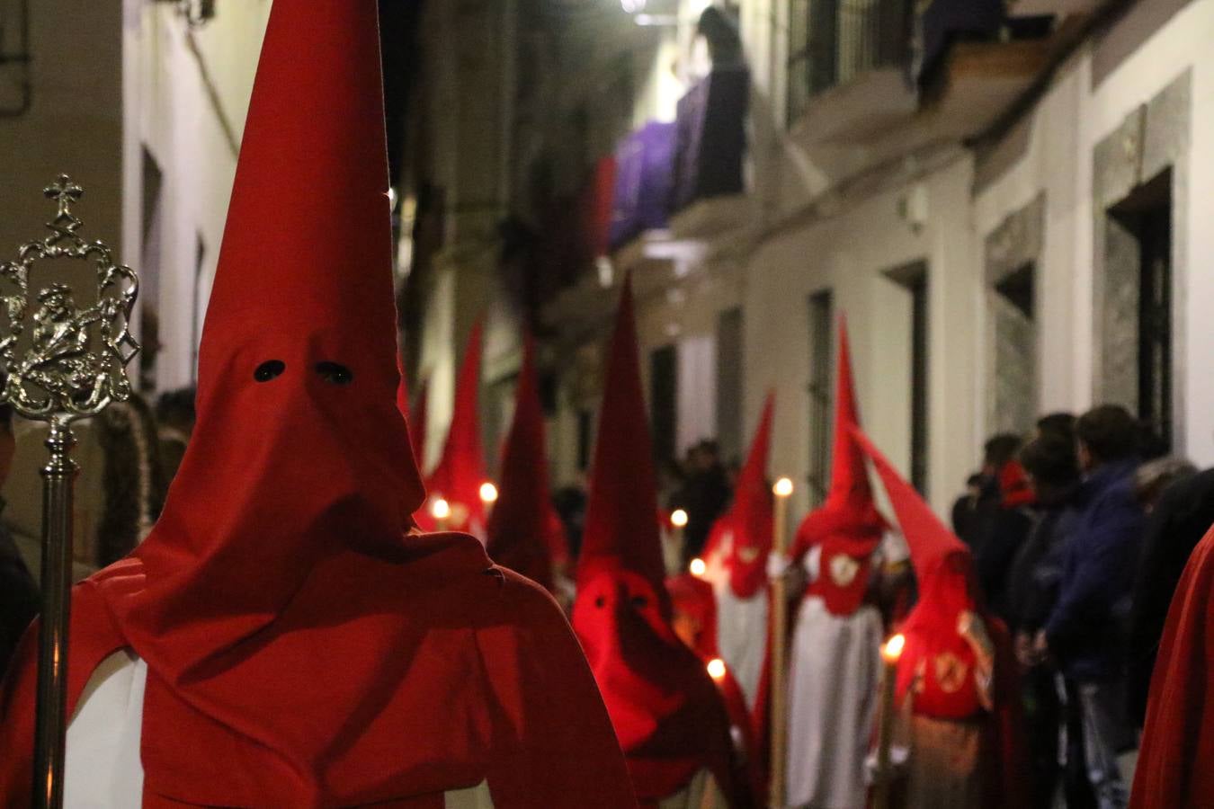 La vista al cielo se convertía, ayer, en una de las prácticas más repetida por los jerezanos. La lluvia amenazaba con marcar un antes y después en la Semana Santa jerezana 2019, Fiesta de Interés Turístico Nacional, e impedir la salida de la Cofradía del Señor 'Ecce-Homo', protagonista del Miércoles Santo. Una leve llovizna que, comenzaría a principio de la tarde, se convirtió en persistente a medida que pasaban las horas. Razón por la que la Cofradía decidió retrasar su hora de salida hasta pasadas las 21:30 horas, cuando la puerta del Perdón de San Miguel Arcángel se abría para iniciar el desfile procesional. Un desfile procesional que se vio interrumpido, de nuevo, por la lluvia, obligando al Señor 'Ecce-Homo' y Nuestra Señora de los Desamparados a regresar al templo. 