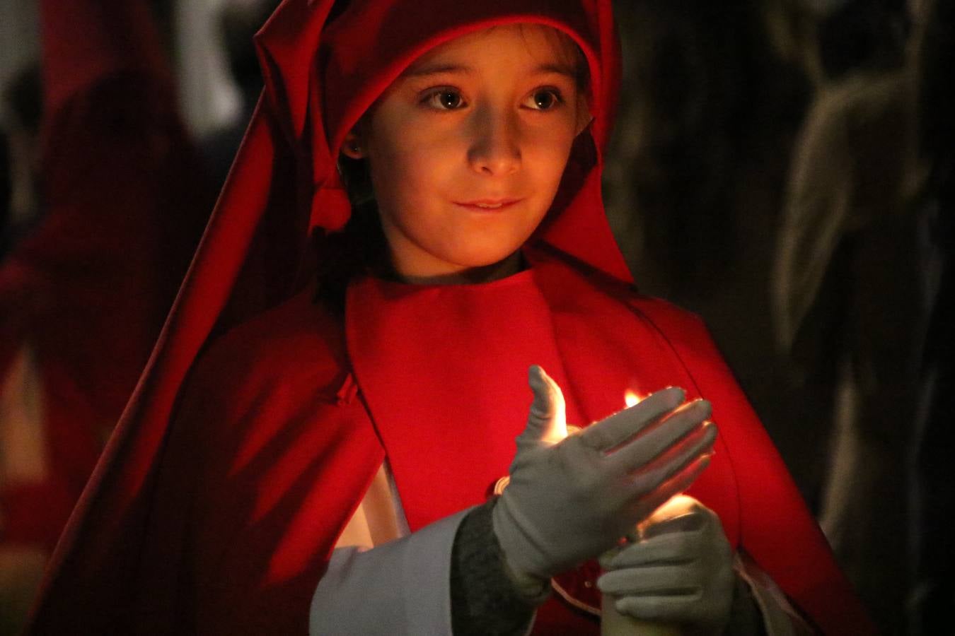 La vista al cielo se convertía, ayer, en una de las prácticas más repetida por los jerezanos. La lluvia amenazaba con marcar un antes y después en la Semana Santa jerezana 2019, Fiesta de Interés Turístico Nacional, e impedir la salida de la Cofradía del Señor 'Ecce-Homo', protagonista del Miércoles Santo. Una leve llovizna que, comenzaría a principio de la tarde, se convirtió en persistente a medida que pasaban las horas. Razón por la que la Cofradía decidió retrasar su hora de salida hasta pasadas las 21:30 horas, cuando la puerta del Perdón de San Miguel Arcángel se abría para iniciar el desfile procesional. Un desfile procesional que se vio interrumpido, de nuevo, por la lluvia, obligando al Señor 'Ecce-Homo' y Nuestra Señora de los Desamparados a regresar al templo. 