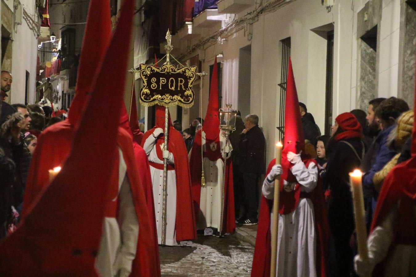 La vista al cielo se convertía, ayer, en una de las prácticas más repetida por los jerezanos. La lluvia amenazaba con marcar un antes y después en la Semana Santa jerezana 2019, Fiesta de Interés Turístico Nacional, e impedir la salida de la Cofradía del Señor 'Ecce-Homo', protagonista del Miércoles Santo. Una leve llovizna que, comenzaría a principio de la tarde, se convirtió en persistente a medida que pasaban las horas. Razón por la que la Cofradía decidió retrasar su hora de salida hasta pasadas las 21:30 horas, cuando la puerta del Perdón de San Miguel Arcángel se abría para iniciar el desfile procesional. Un desfile procesional que se vio interrumpido, de nuevo, por la lluvia, obligando al Señor 'Ecce-Homo' y Nuestra Señora de los Desamparados a regresar al templo. 