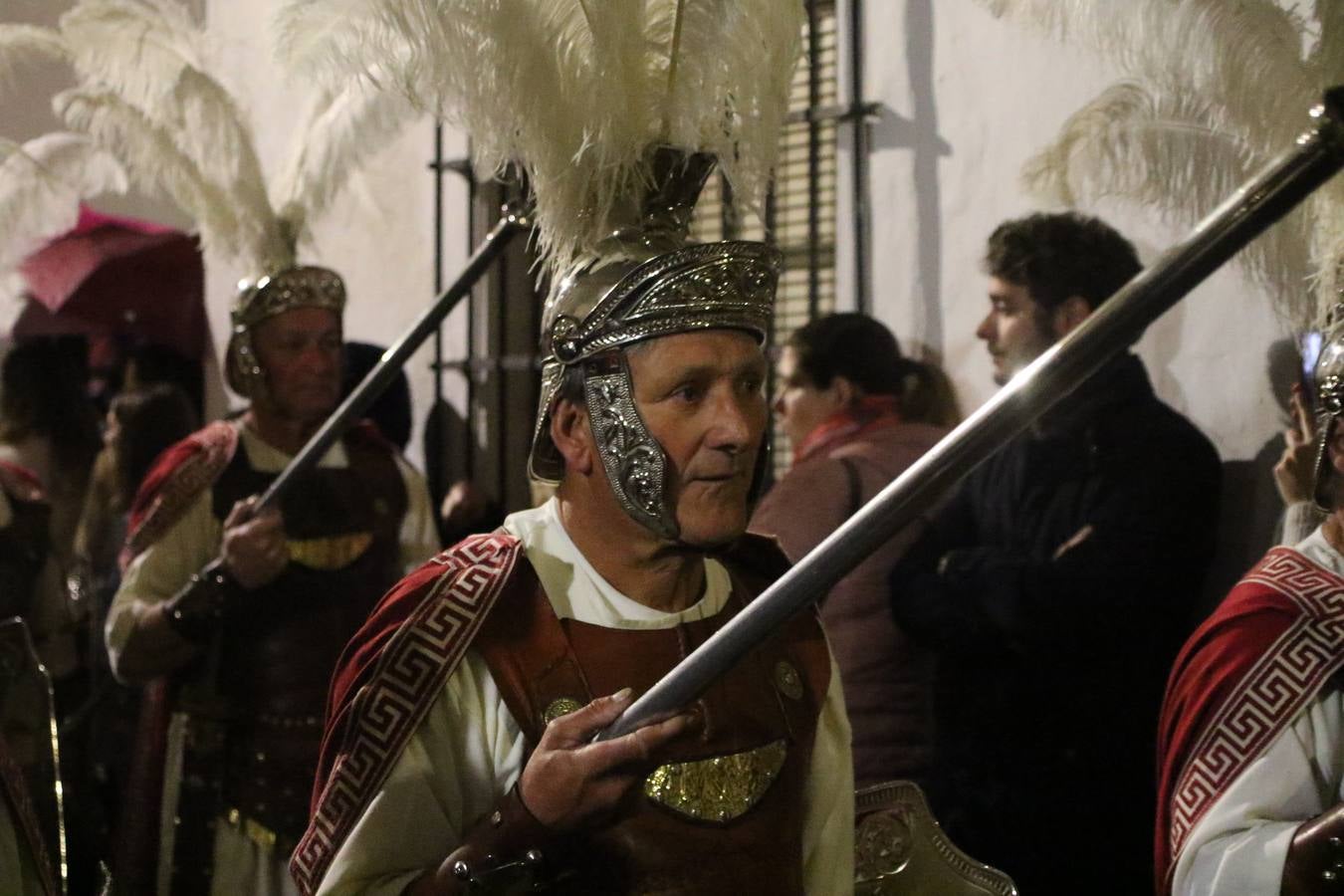 La vista al cielo se convertía, ayer, en una de las prácticas más repetida por los jerezanos. La lluvia amenazaba con marcar un antes y después en la Semana Santa jerezana 2019, Fiesta de Interés Turístico Nacional, e impedir la salida de la Cofradía del Señor 'Ecce-Homo', protagonista del Miércoles Santo. Una leve llovizna que, comenzaría a principio de la tarde, se convirtió en persistente a medida que pasaban las horas. Razón por la que la Cofradía decidió retrasar su hora de salida hasta pasadas las 21:30 horas, cuando la puerta del Perdón de San Miguel Arcángel se abría para iniciar el desfile procesional. Un desfile procesional que se vio interrumpido, de nuevo, por la lluvia, obligando al Señor 'Ecce-Homo' y Nuestra Señora de los Desamparados a regresar al templo. 