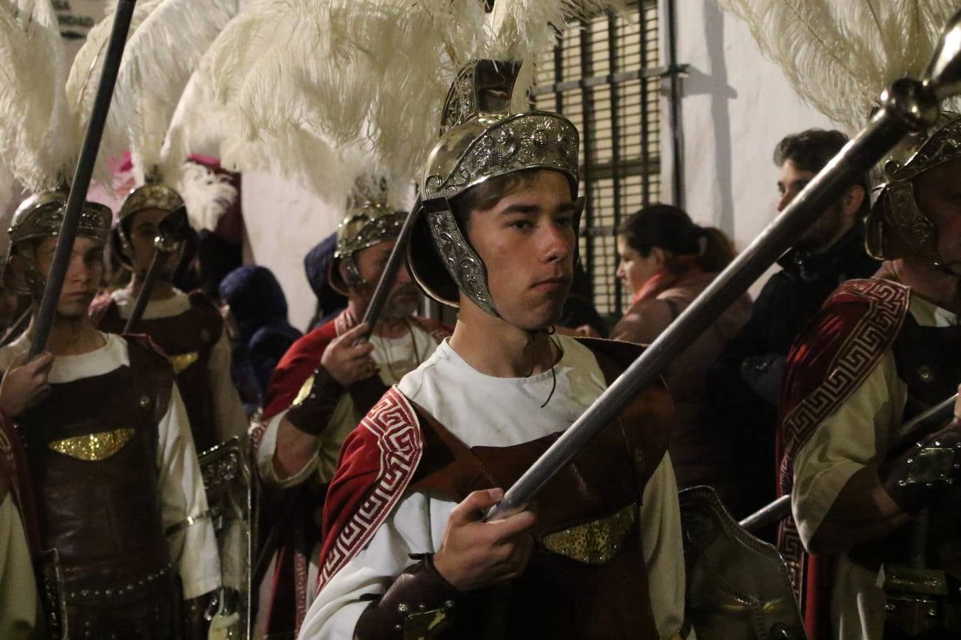 La vista al cielo se convertía, ayer, en una de las prácticas más repetida por los jerezanos. La lluvia amenazaba con marcar un antes y después en la Semana Santa jerezana 2019, Fiesta de Interés Turístico Nacional, e impedir la salida de la Cofradía del Señor 'Ecce-Homo', protagonista del Miércoles Santo. Una leve llovizna que, comenzaría a principio de la tarde, se convirtió en persistente a medida que pasaban las horas. Razón por la que la Cofradía decidió retrasar su hora de salida hasta pasadas las 21:30 horas, cuando la puerta del Perdón de San Miguel Arcángel se abría para iniciar el desfile procesional. Un desfile procesional que se vio interrumpido, de nuevo, por la lluvia, obligando al Señor 'Ecce-Homo' y Nuestra Señora de los Desamparados a regresar al templo. 